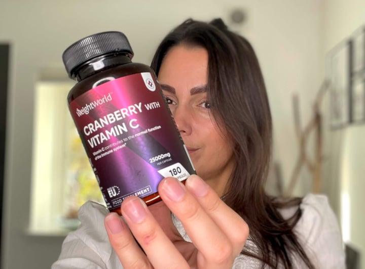 Kvinde med Weightworld Tranebær og C vitamin bøtte