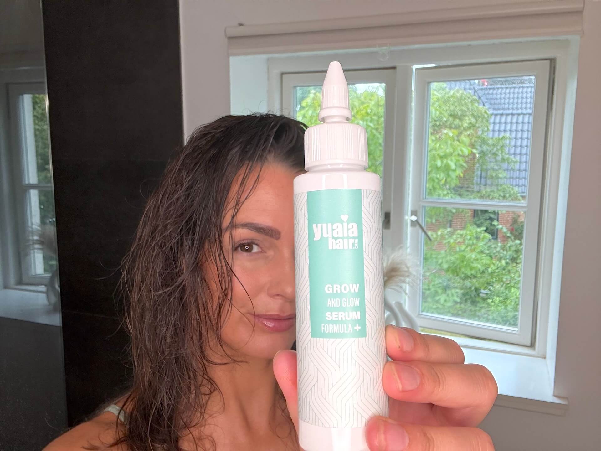 Kvinde med Yuaia Haircare Grow and Glow Serum Formula+