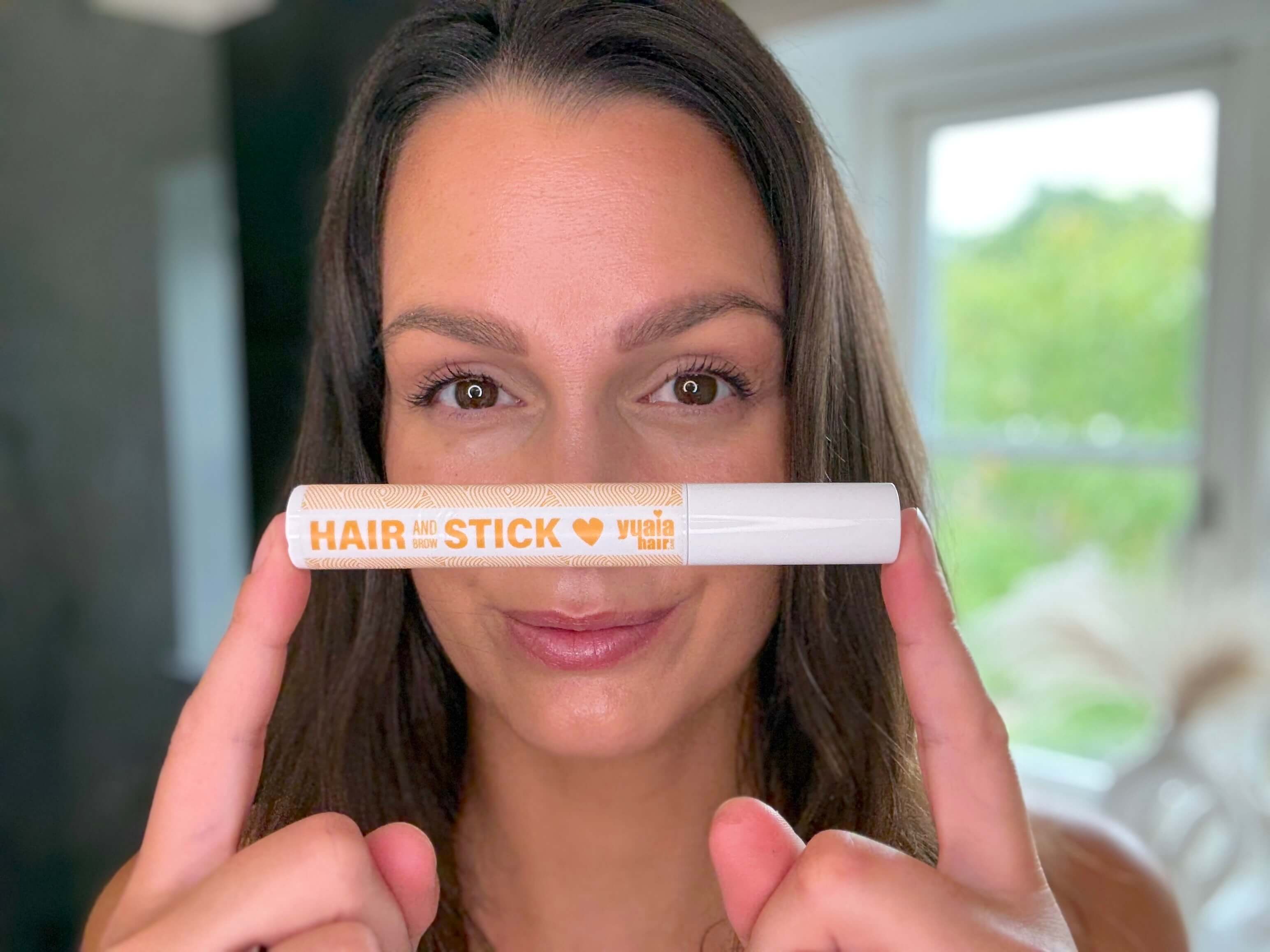 Kvinde med Yuaia Haircare Hair and Brow Stick