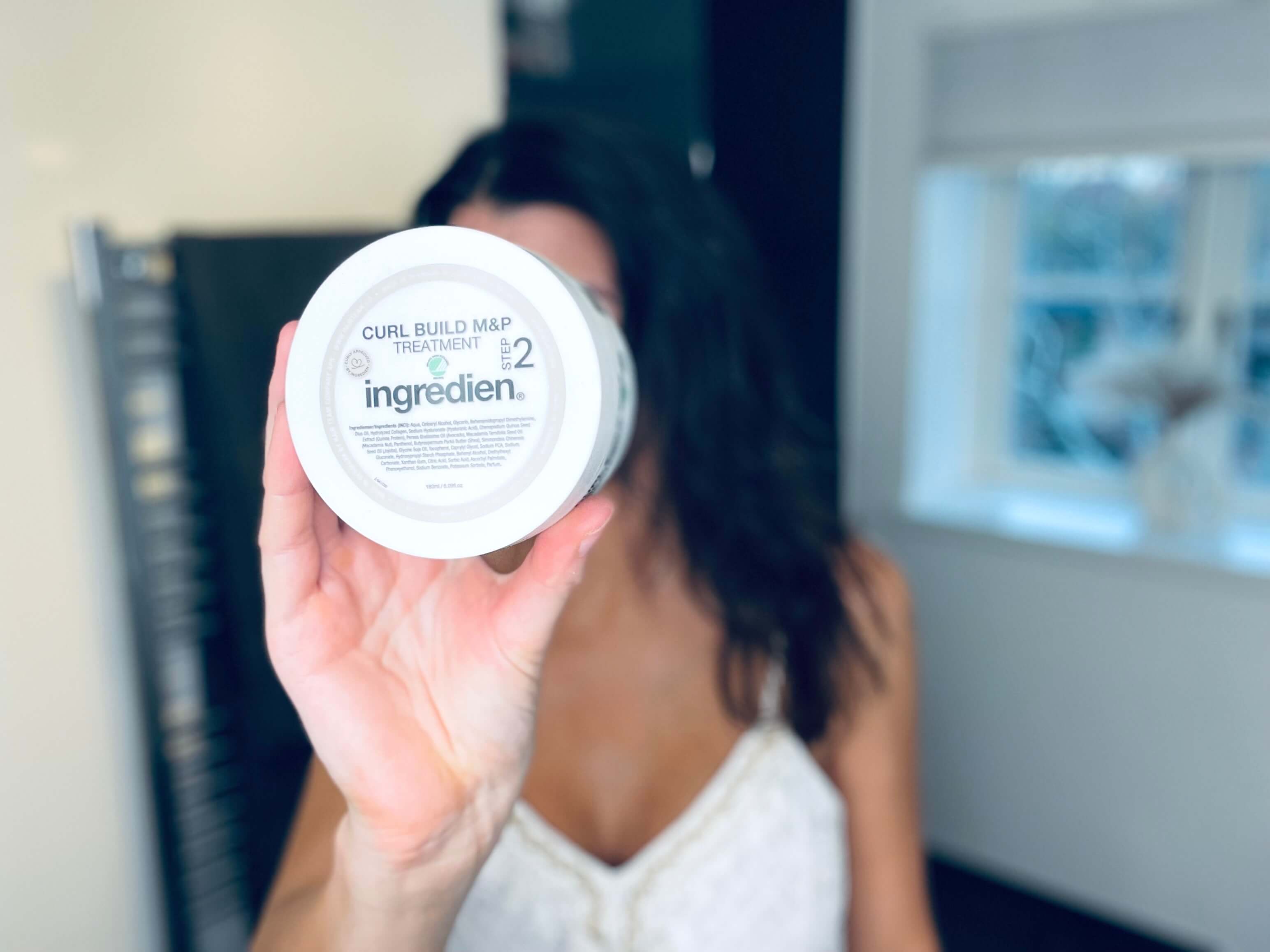 Kvinde på badeværelse med Ingredien Curl Build M&P Treatment