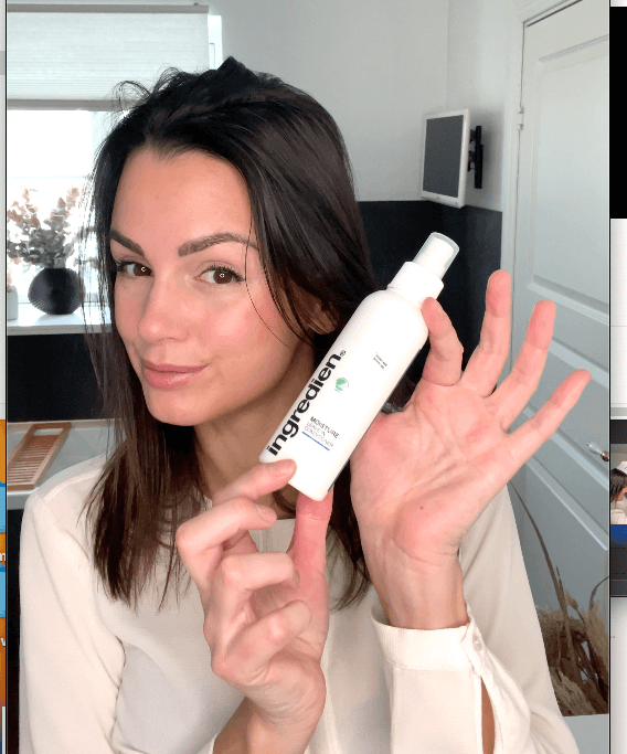 Kvinde på badeværelse med ingredien Moisture leave-in conditioner i hænderne