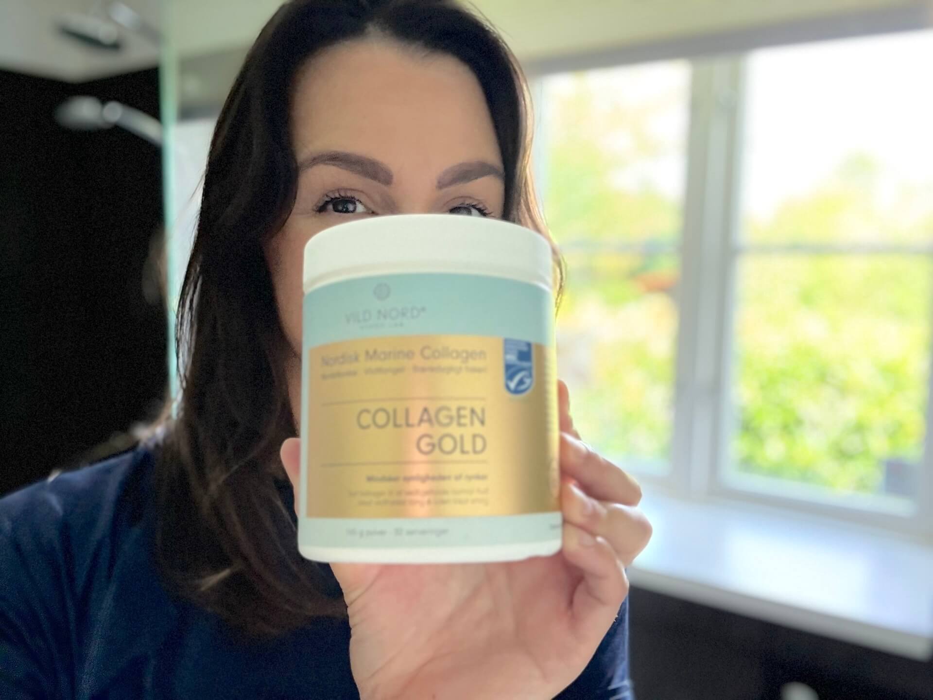 Kvinde på badeværelse med Vild Nord Collagen Gold