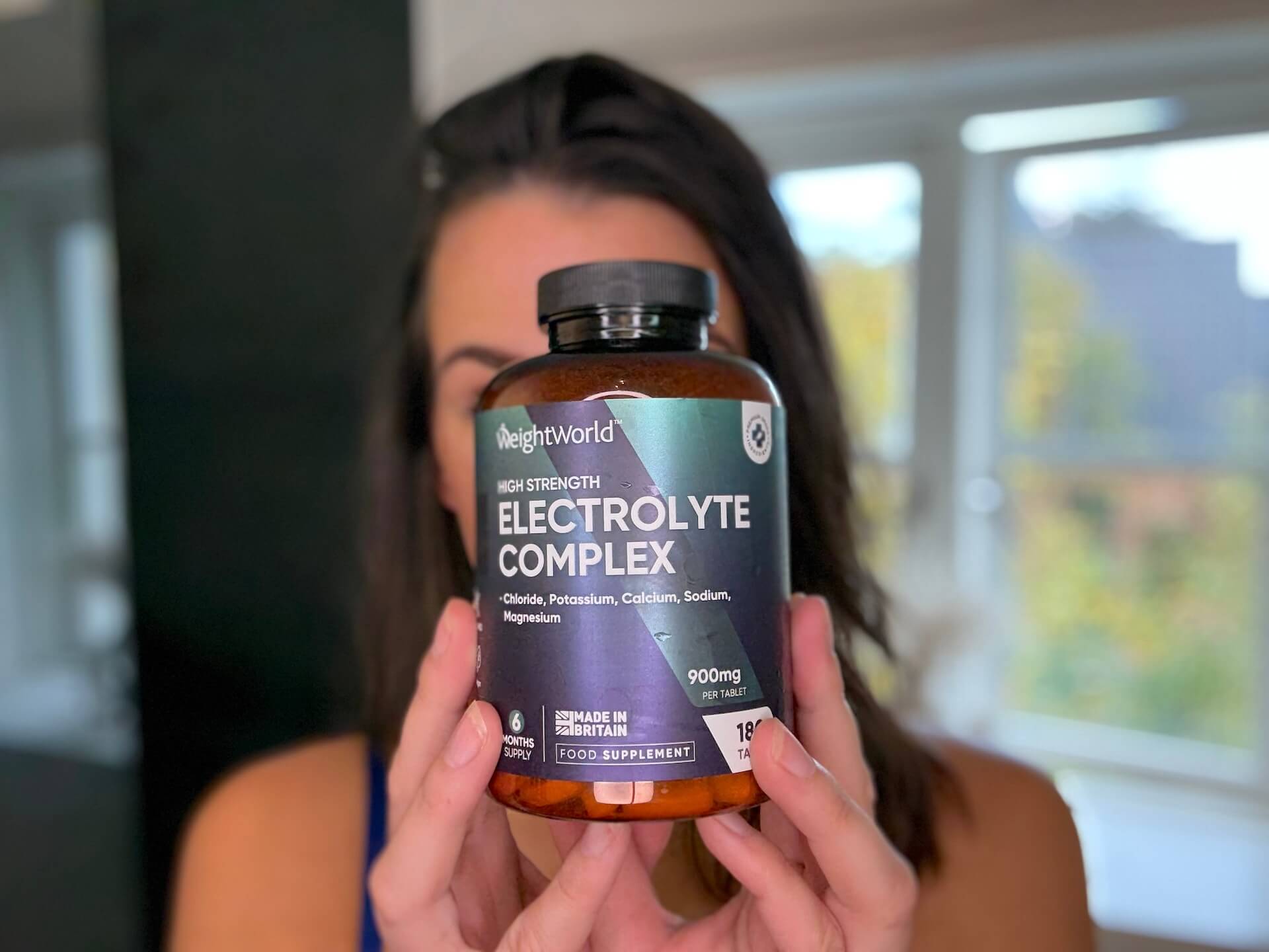 Kvinde på badeværelse med WeightWorld Electrolyte Complex