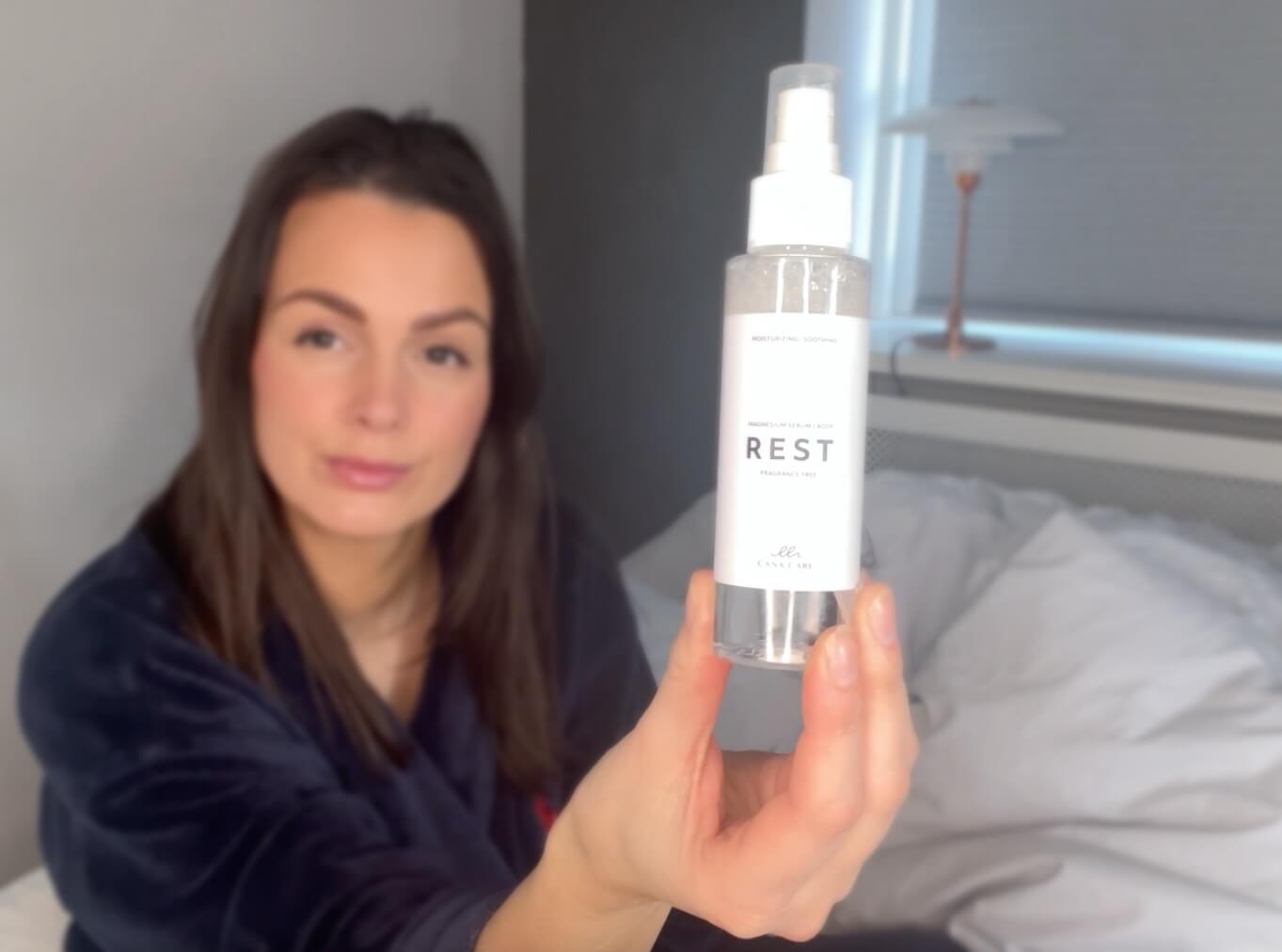 Kvinde på seng med REST fra Cana Care
