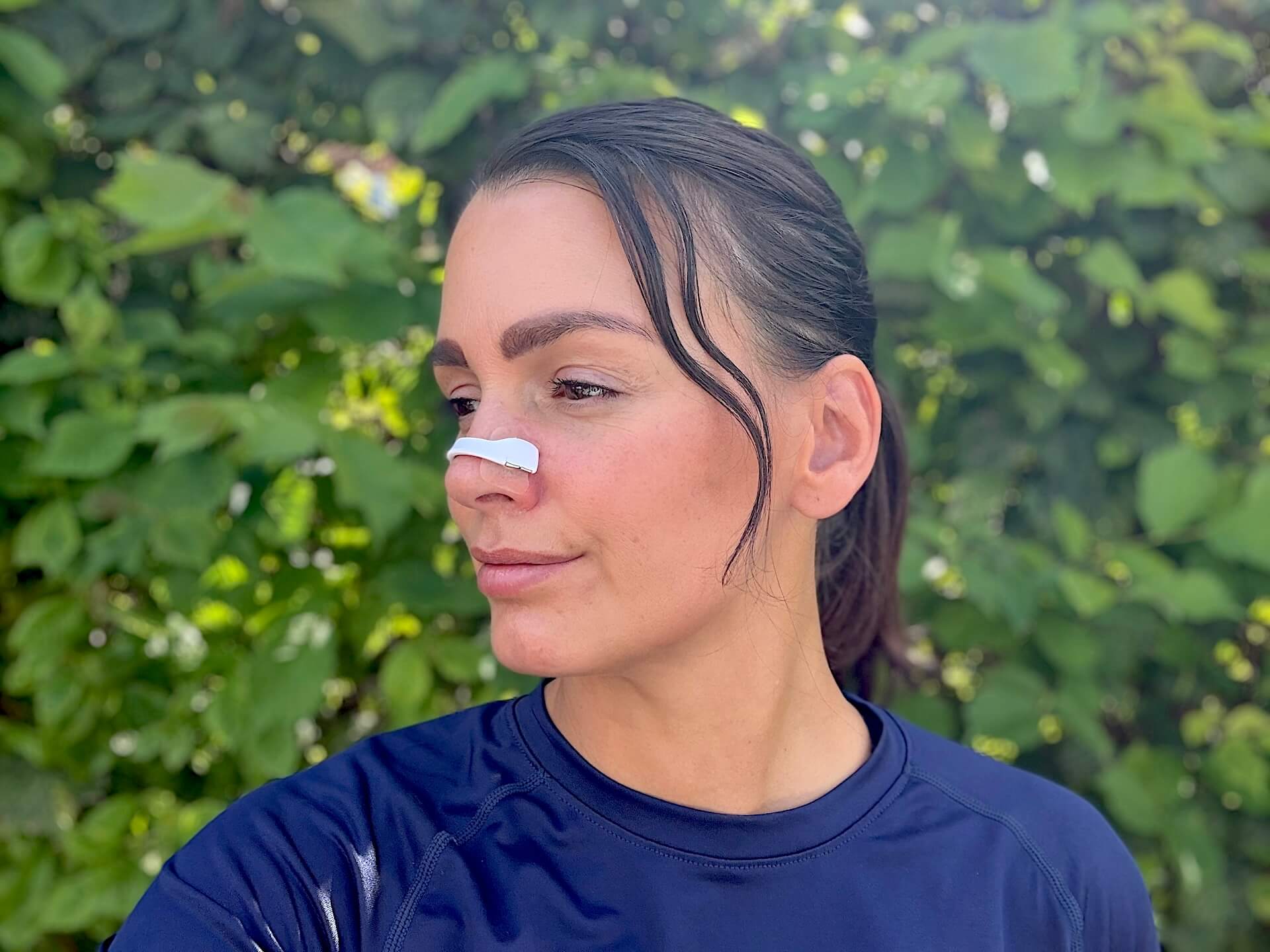 Kvinde på vej på løbetur med NordicBreathing AirMaster