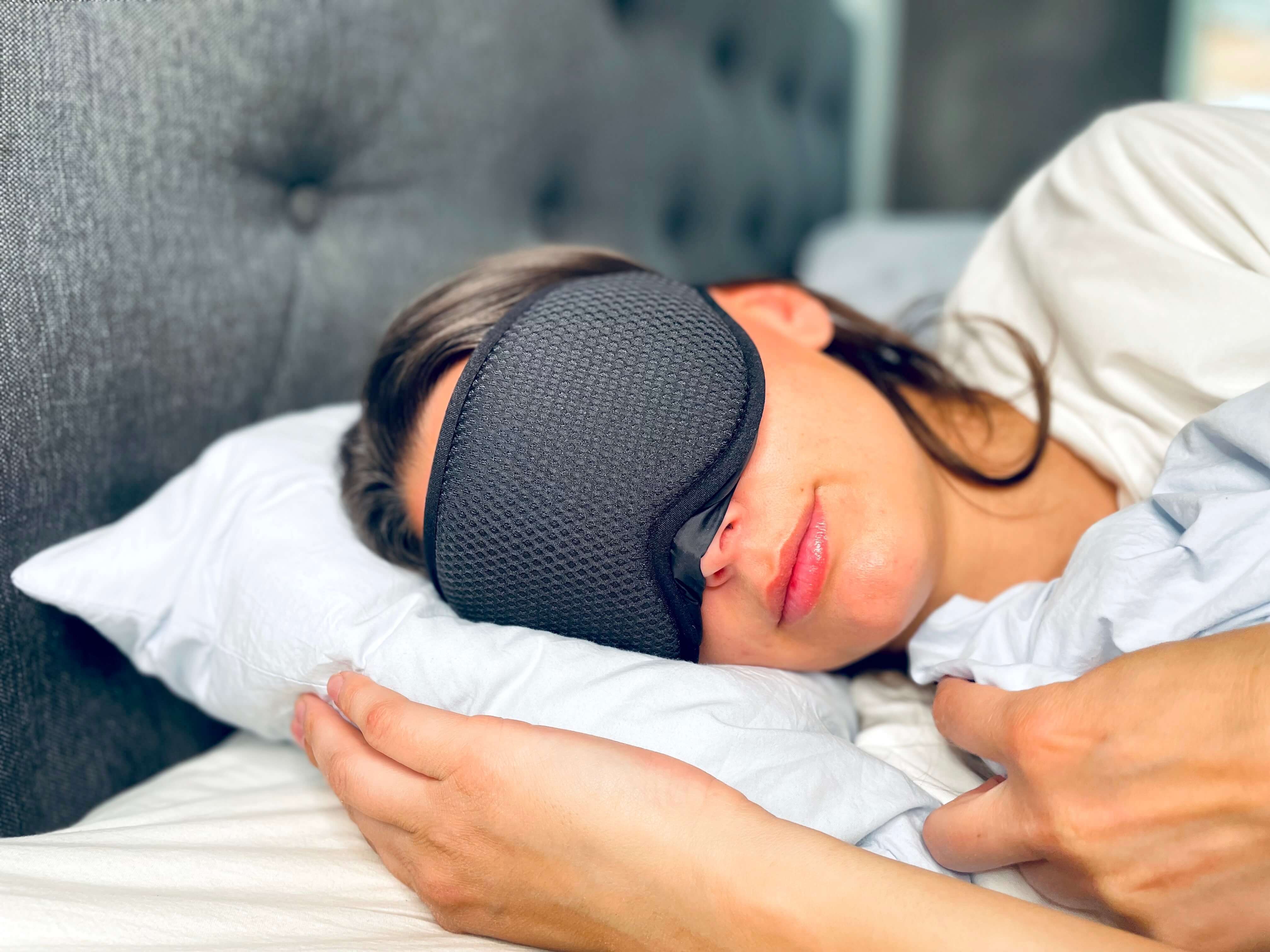 Kvinde sover med sovemaske der dækker øjnene