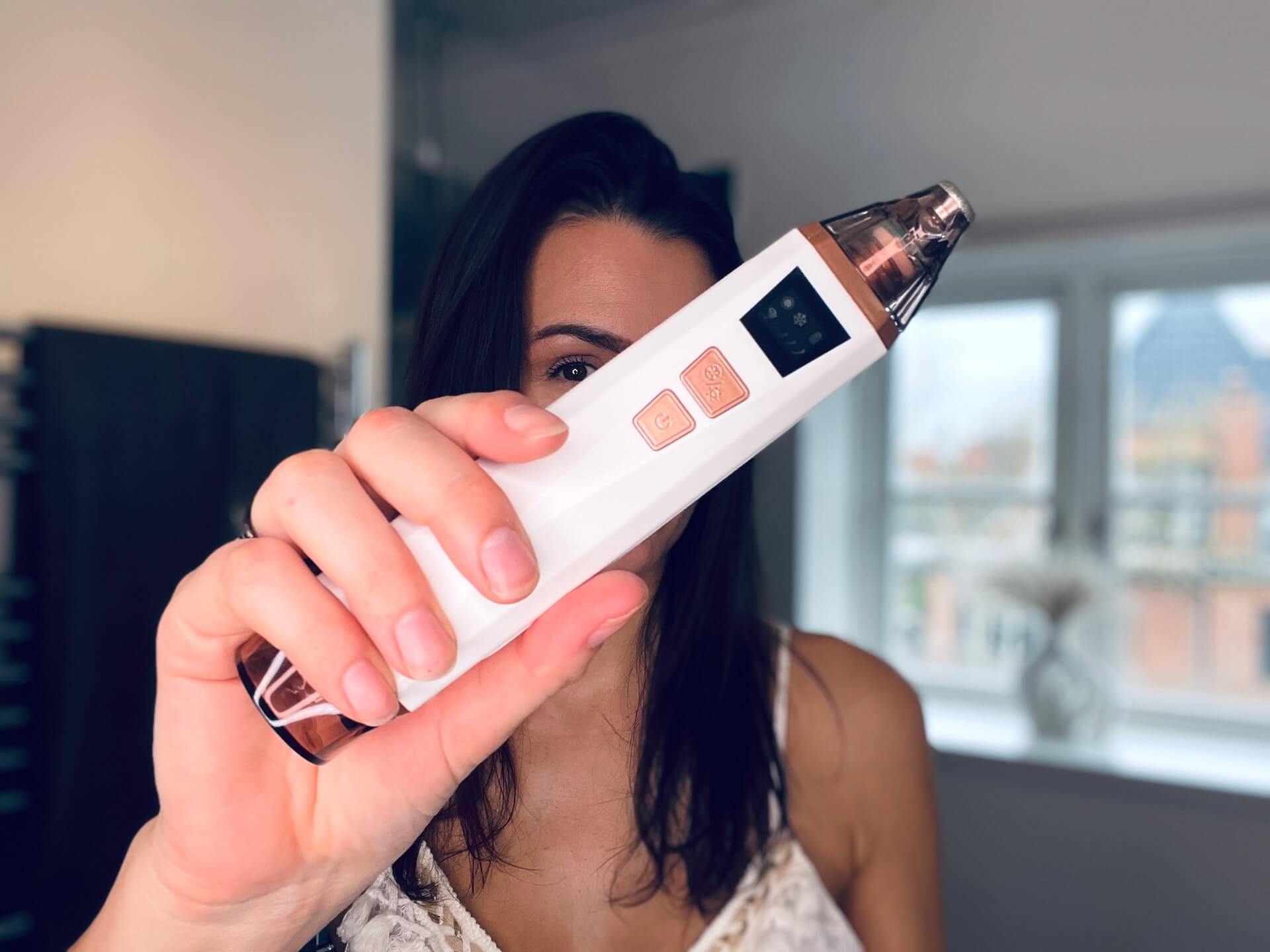 Kvinde står med SilkSkin Pro fra DeluxeCare på et badeværelse