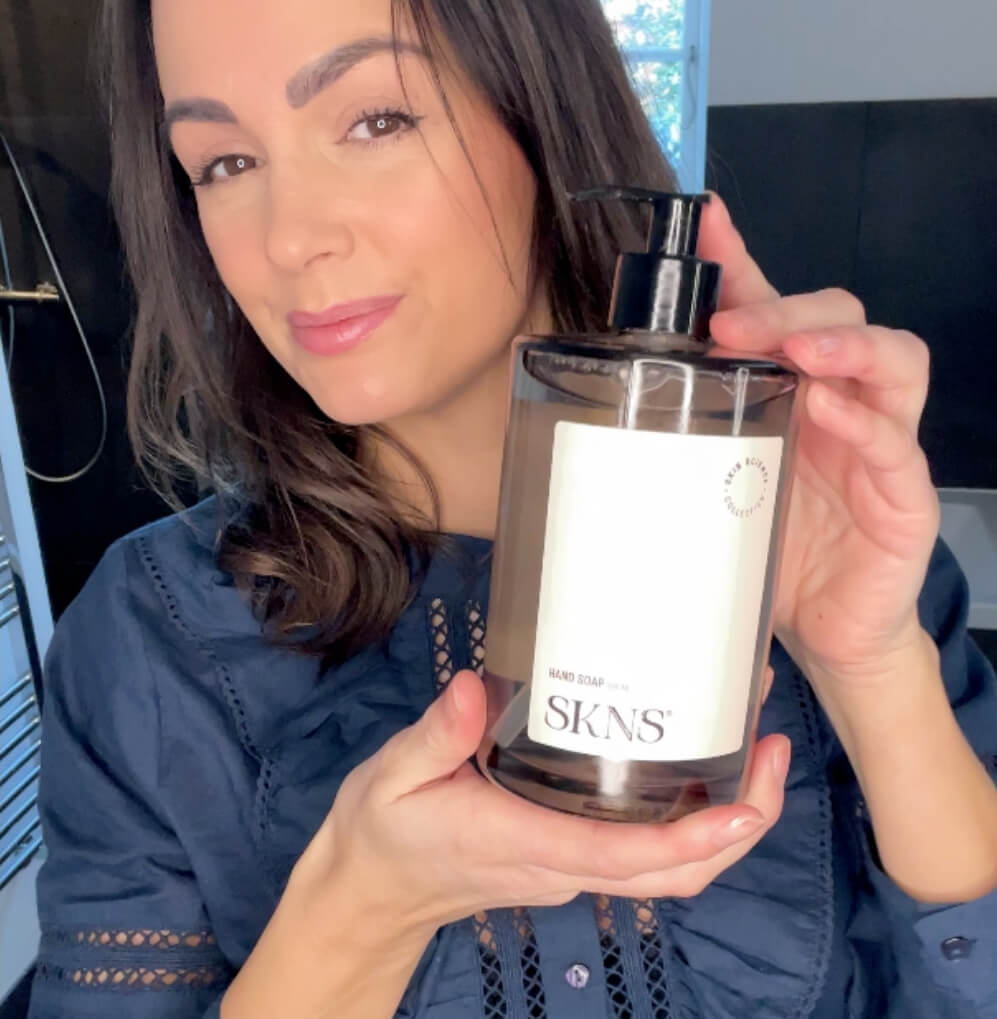 Kvinde står med SKNS Hand Soap