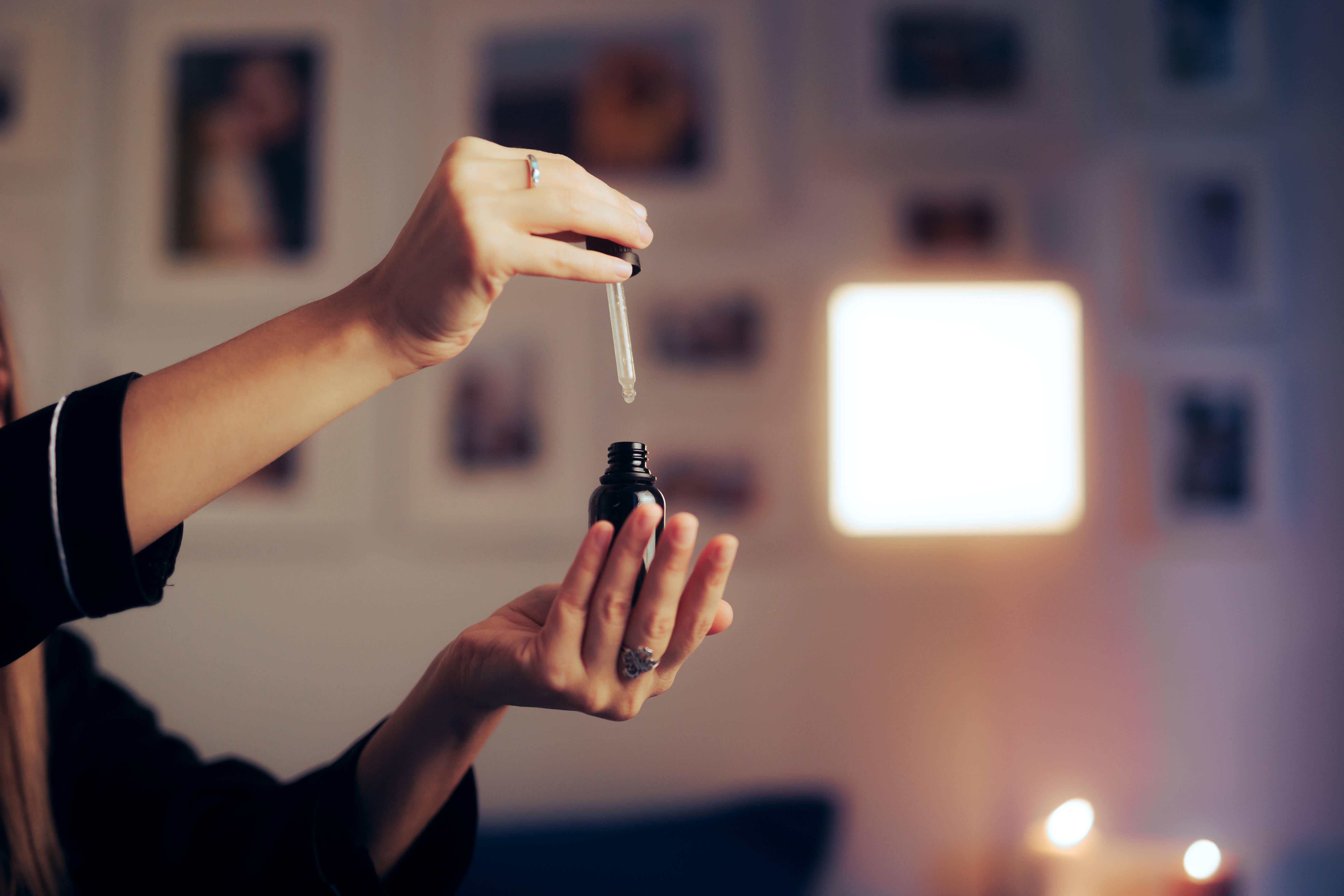 Kvinde suger retinol serum op med pipette