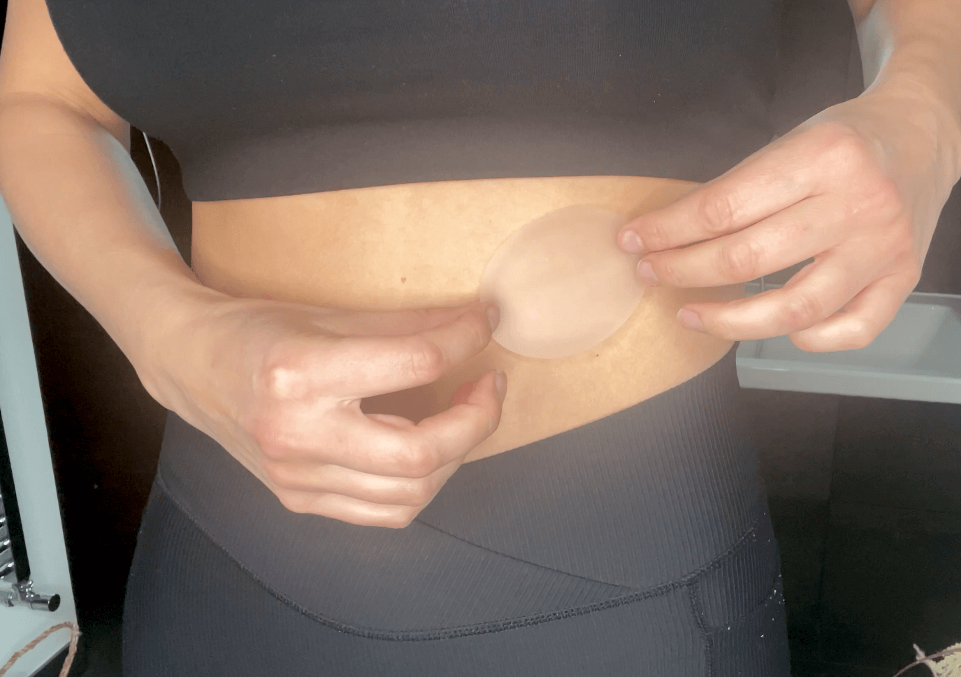 Kvinde tager mælkesyrebakterie plaster på fra Weightworld