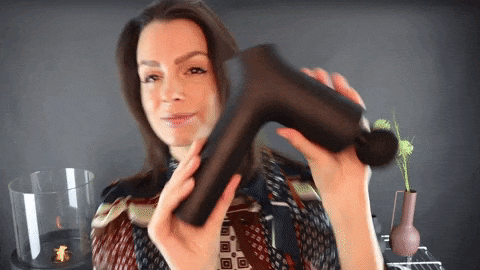 Kvinde viser massagepistol