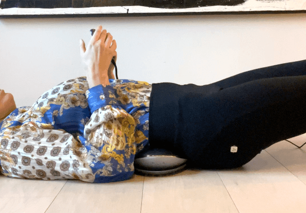Kvinder der ligger på Comforth LumbarCare