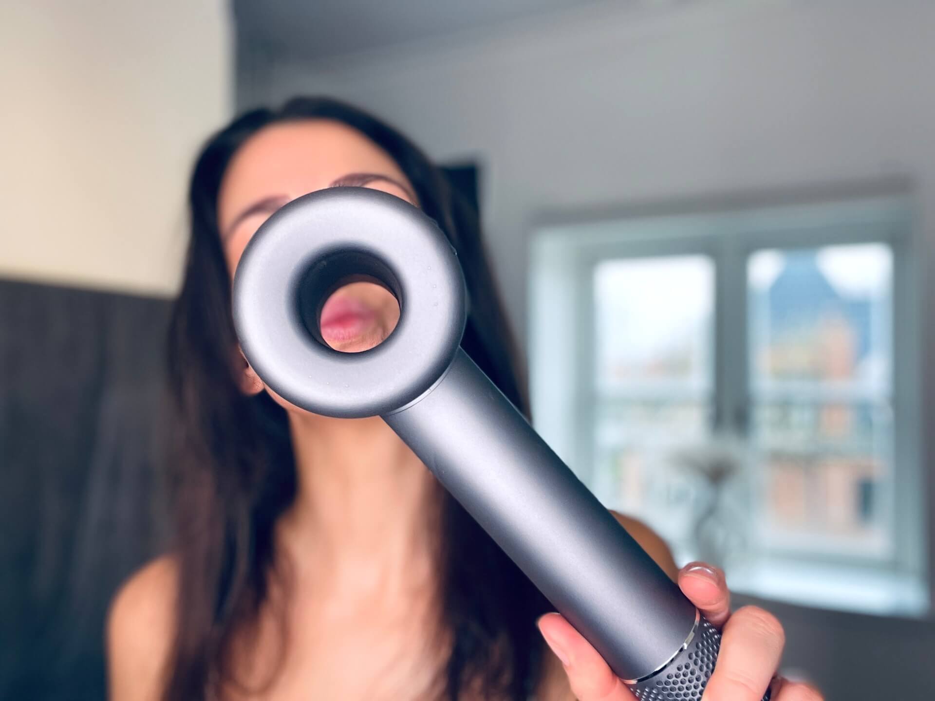Kysmund igennem hullet på Milux Professionel hårtørrer fra Tech-Shoppen