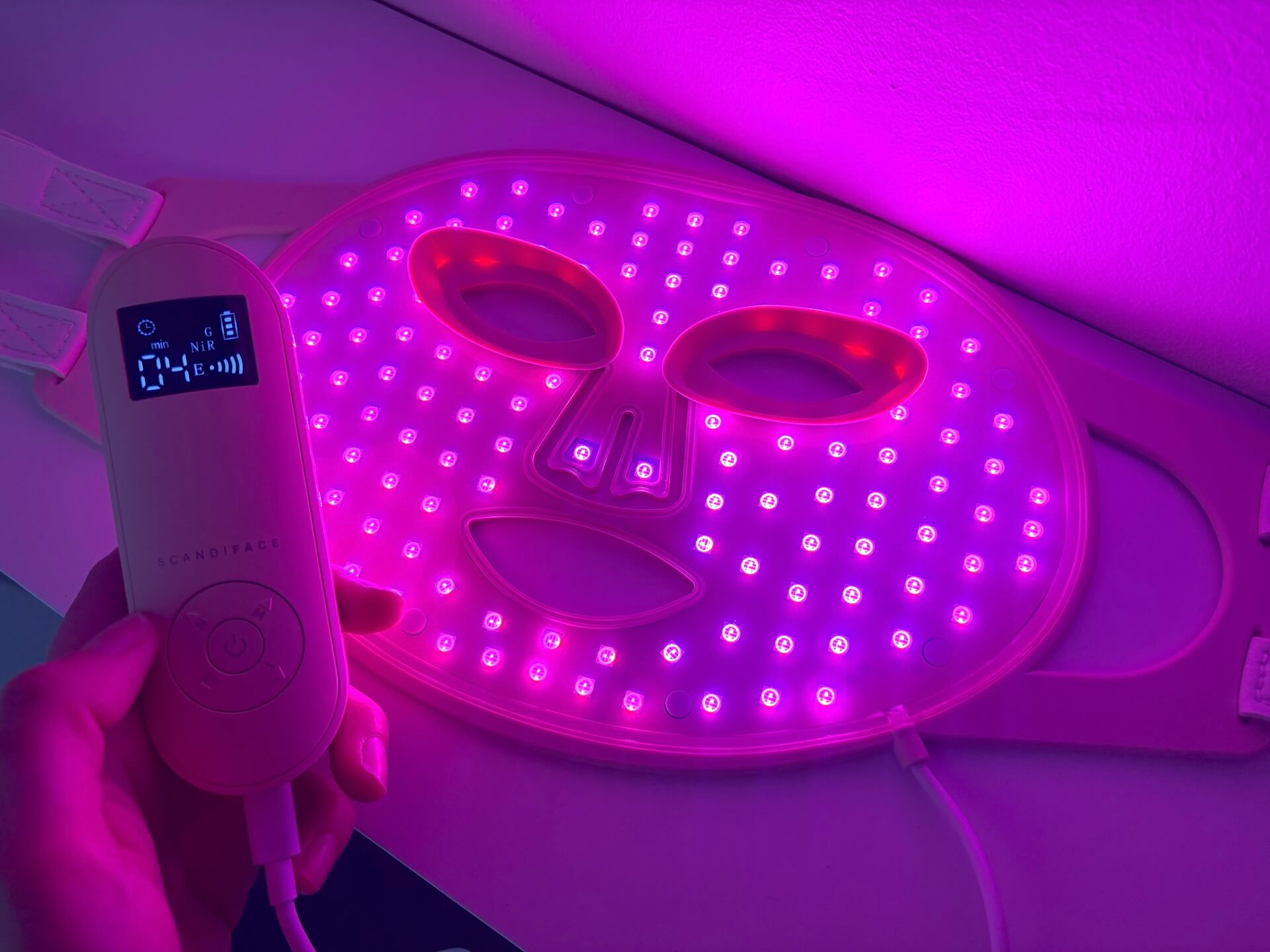 Lilla lys på Scandiface Skinboosting LED mask