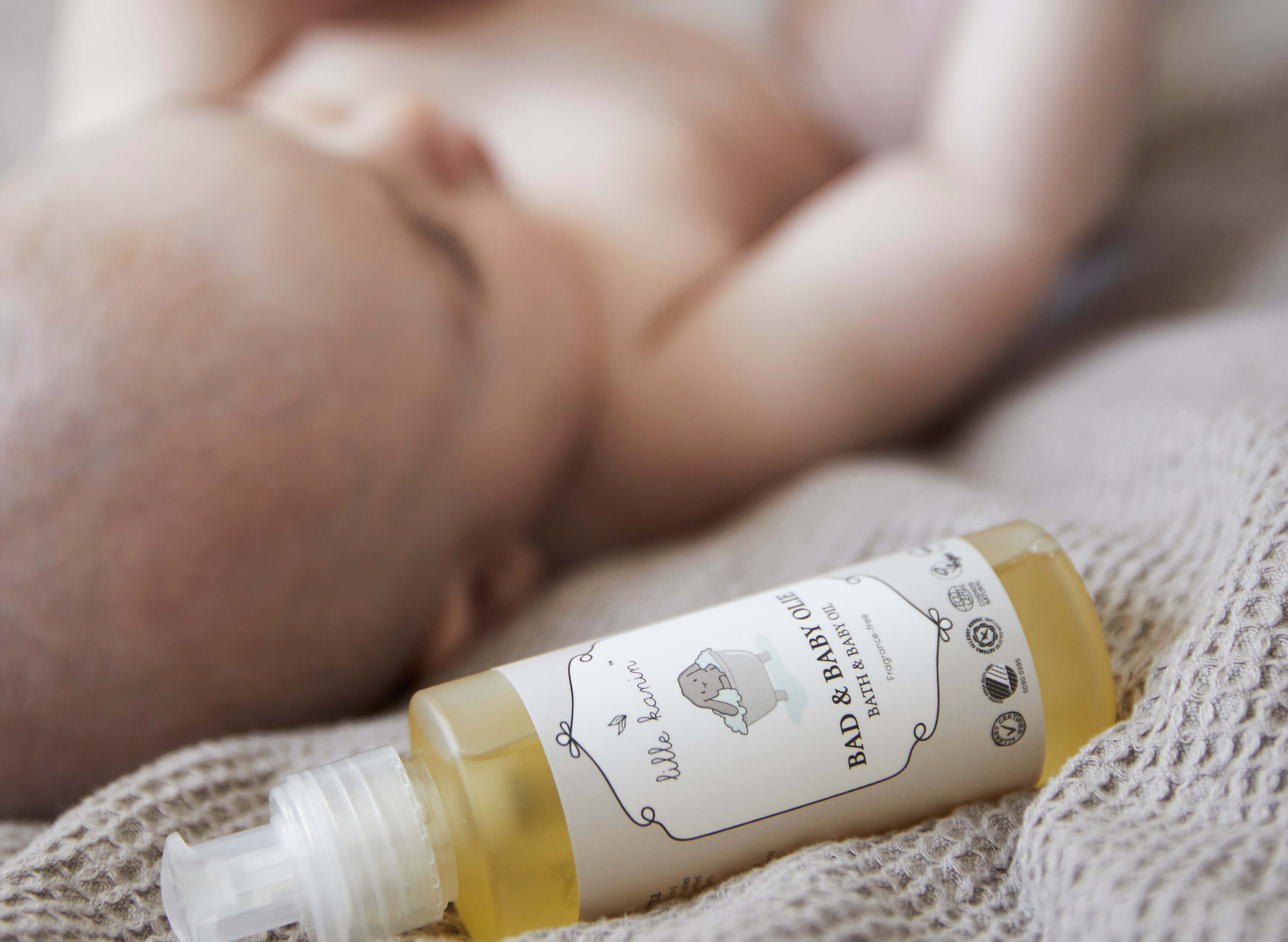 Lille kanin bad og baby olie der ligger foran en baby