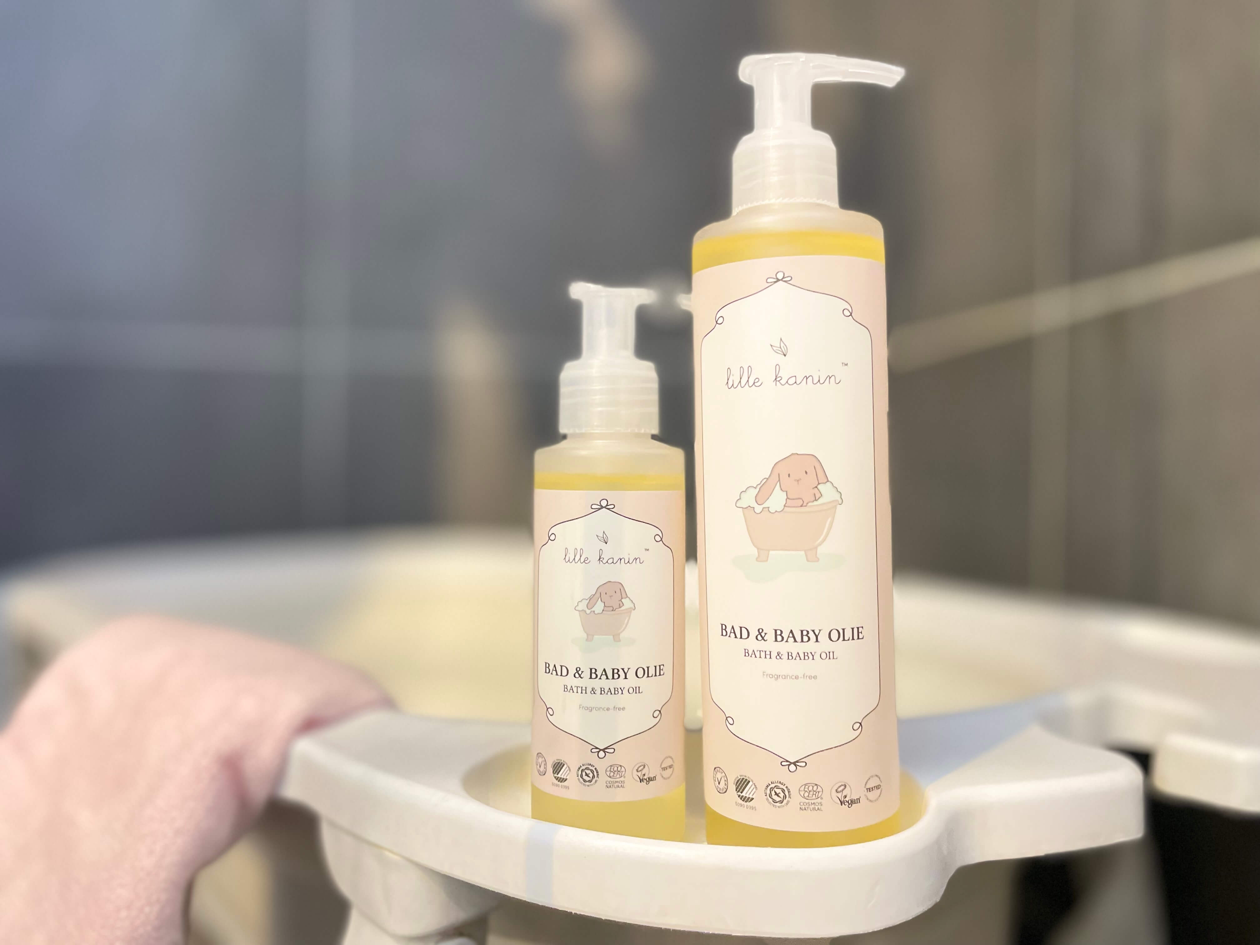 Lille kanin bad og baby olie der står på et badekar