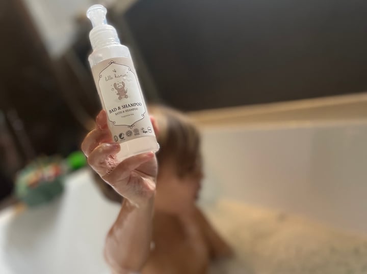 Lille Kanin Bad og shampoo i barnehånd