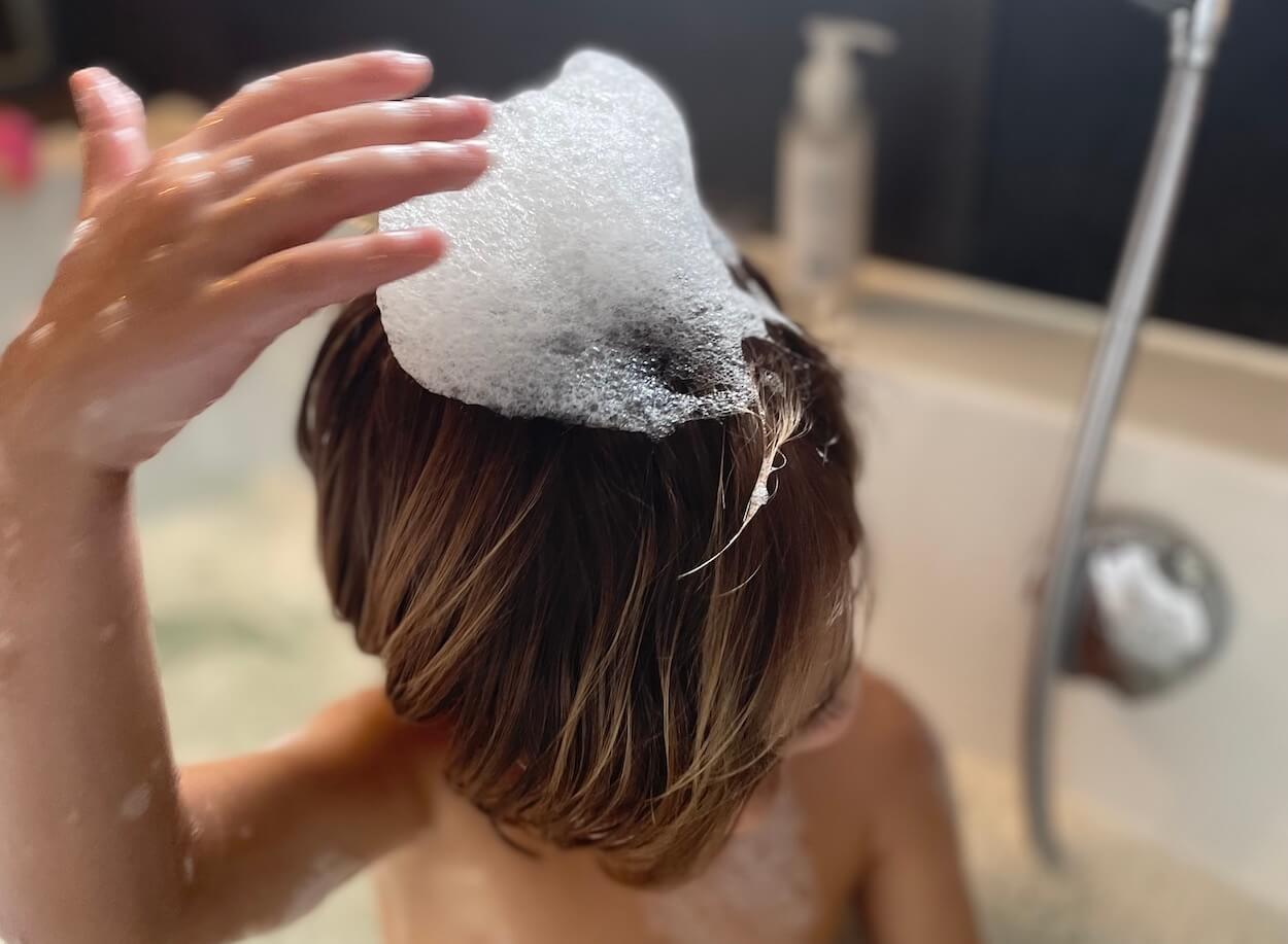 Lille Kanin Bad og shampoo på drengehoved