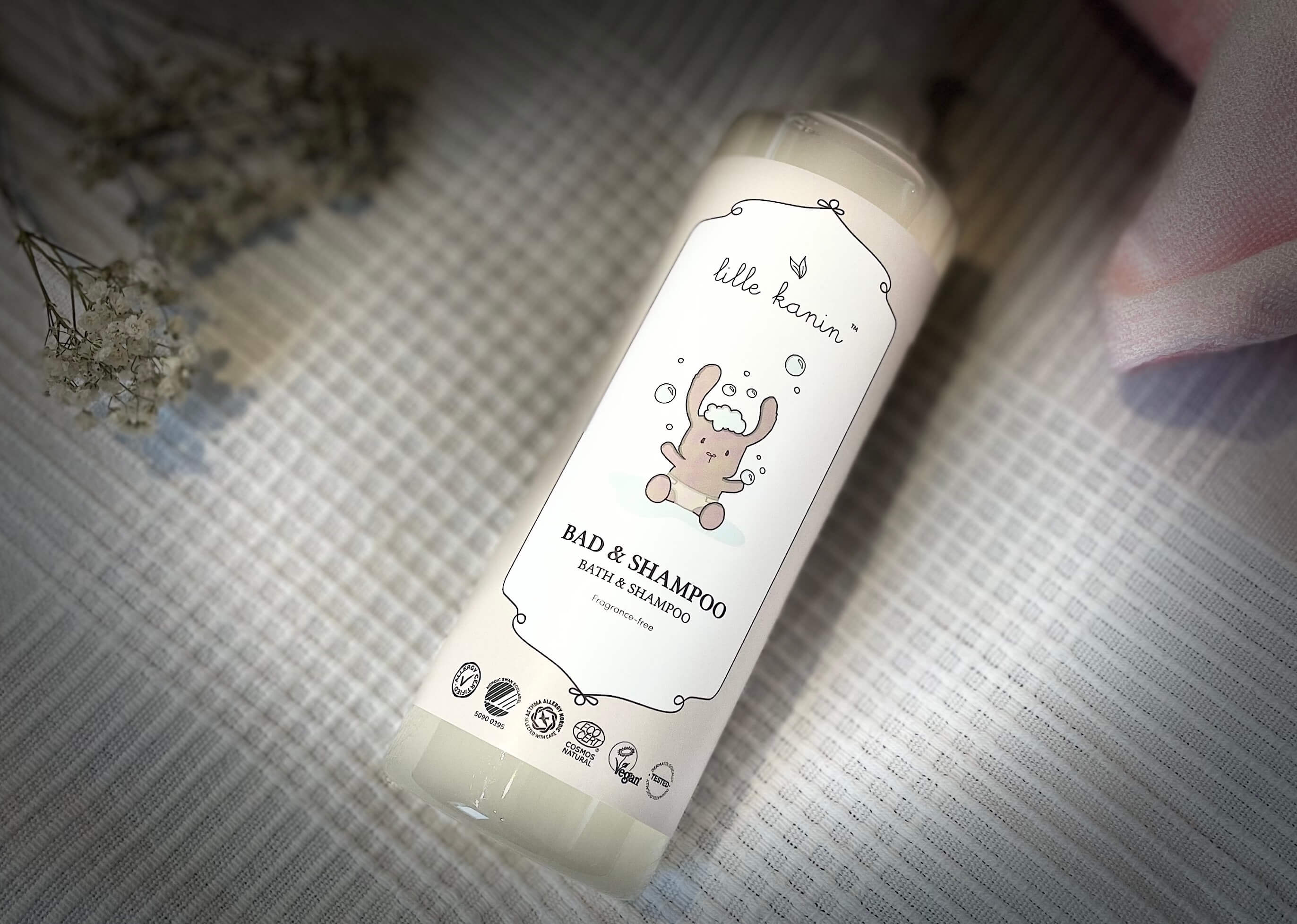 Lille Kanin Bad og shampoo på en seng