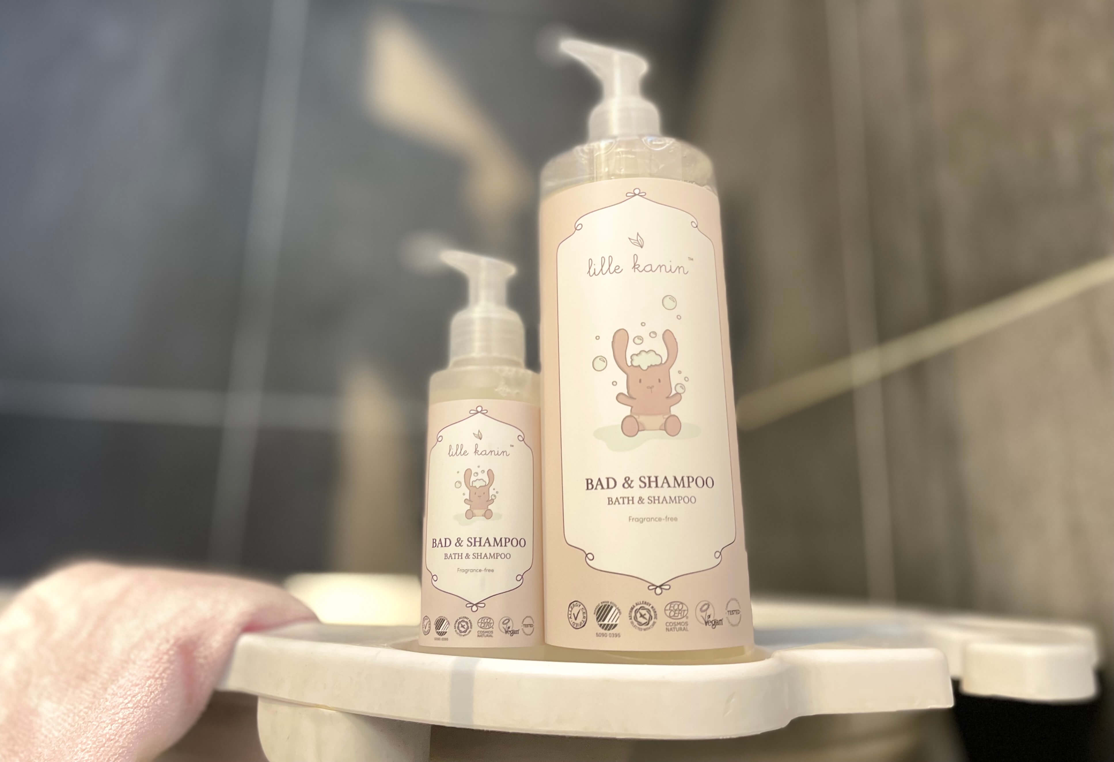 Lille Kanin Bad og shampoo på et badekar