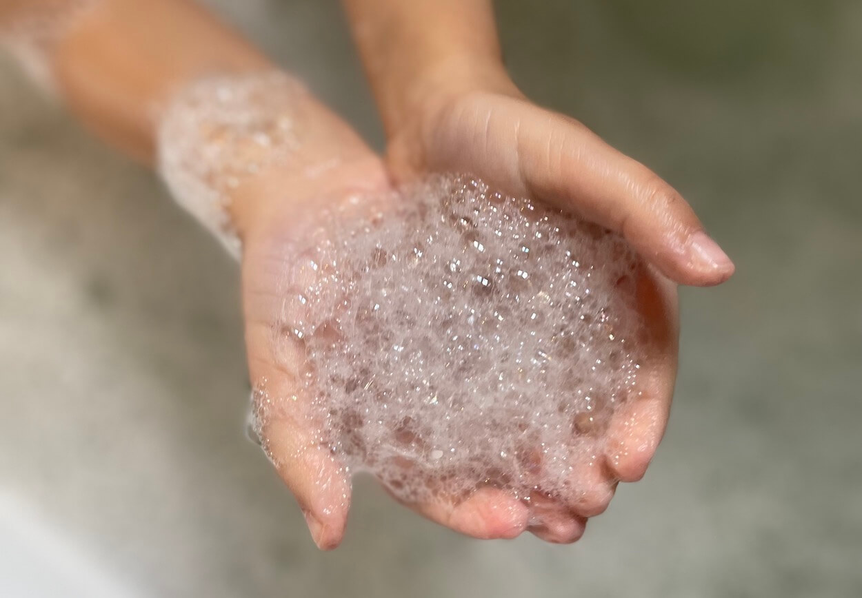 Lille Kanin Bad og shampoo som skum