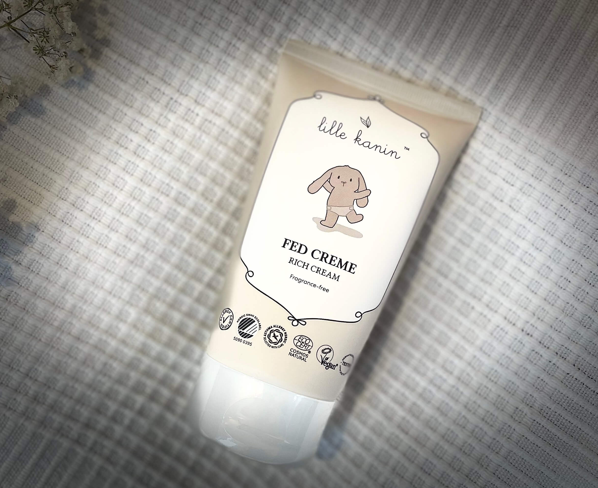 Lille Kanin Fed Creme på en seng