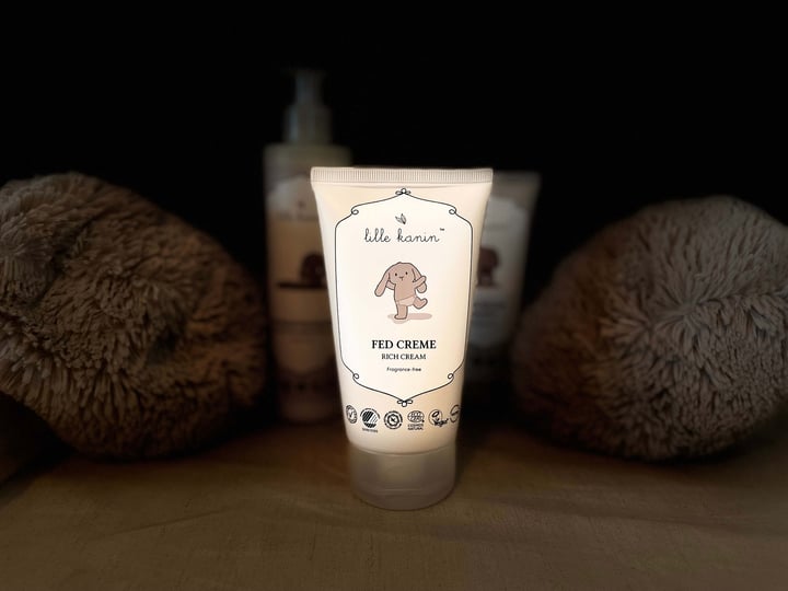 Lille Kanin Fed Creme på et puslebord