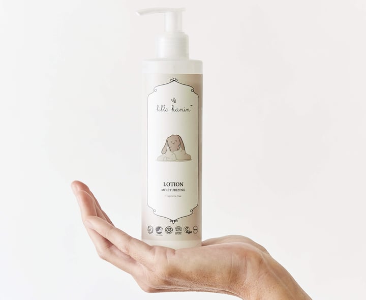 Lille Kanin Lotion der bliver holdt oppe af en hånd