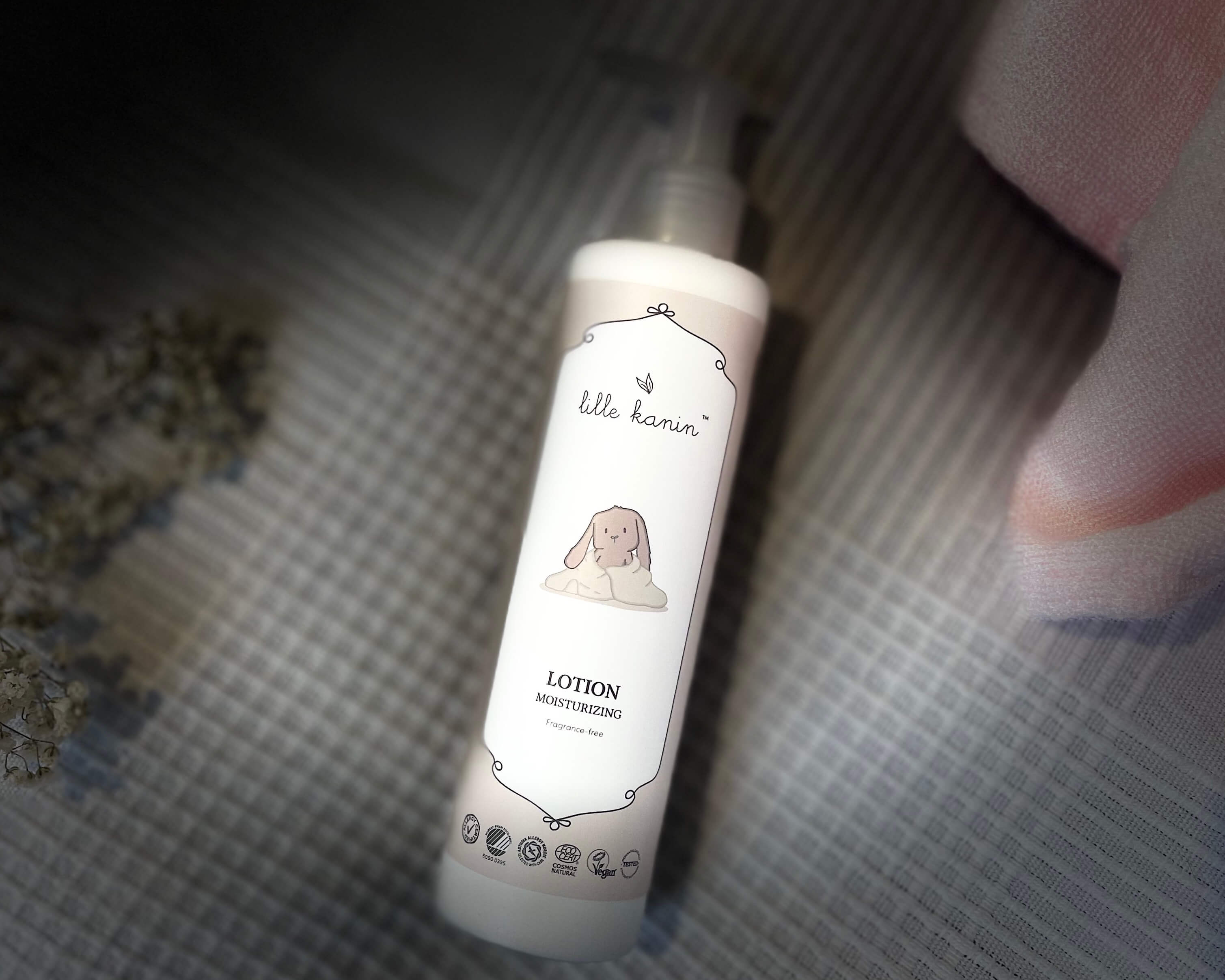 Lille Kanin Lotion på en seng