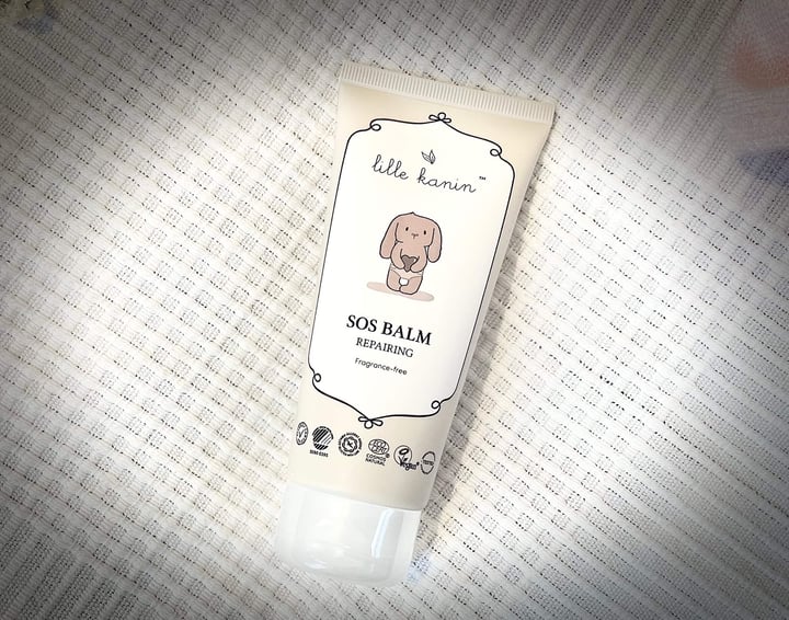 Lille kanin sos balm ligger på en seng