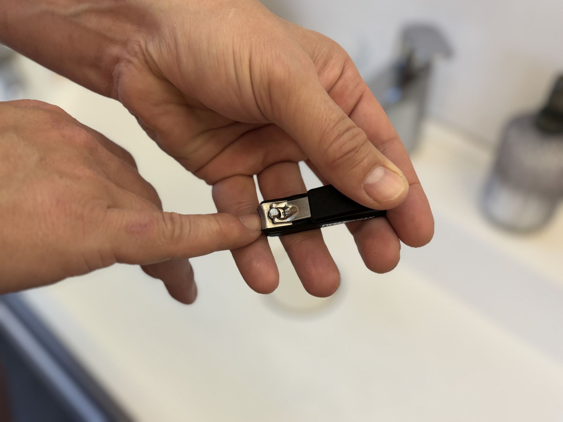 Lillefingernegl klippes med Tweezerman Precison Grip negleklipper