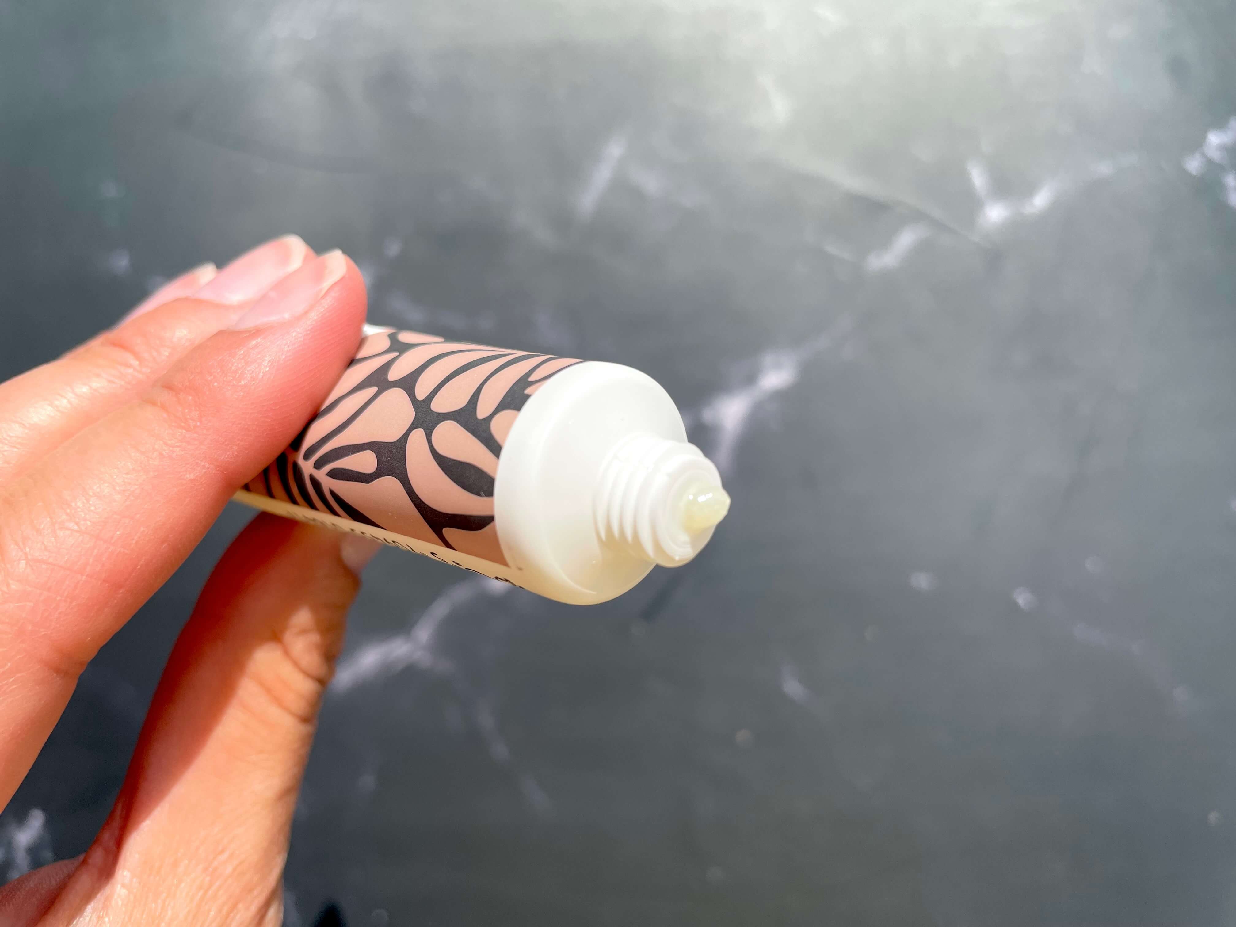 Lip Scrup fra Australian Bodycare der er trykket ud af tuben