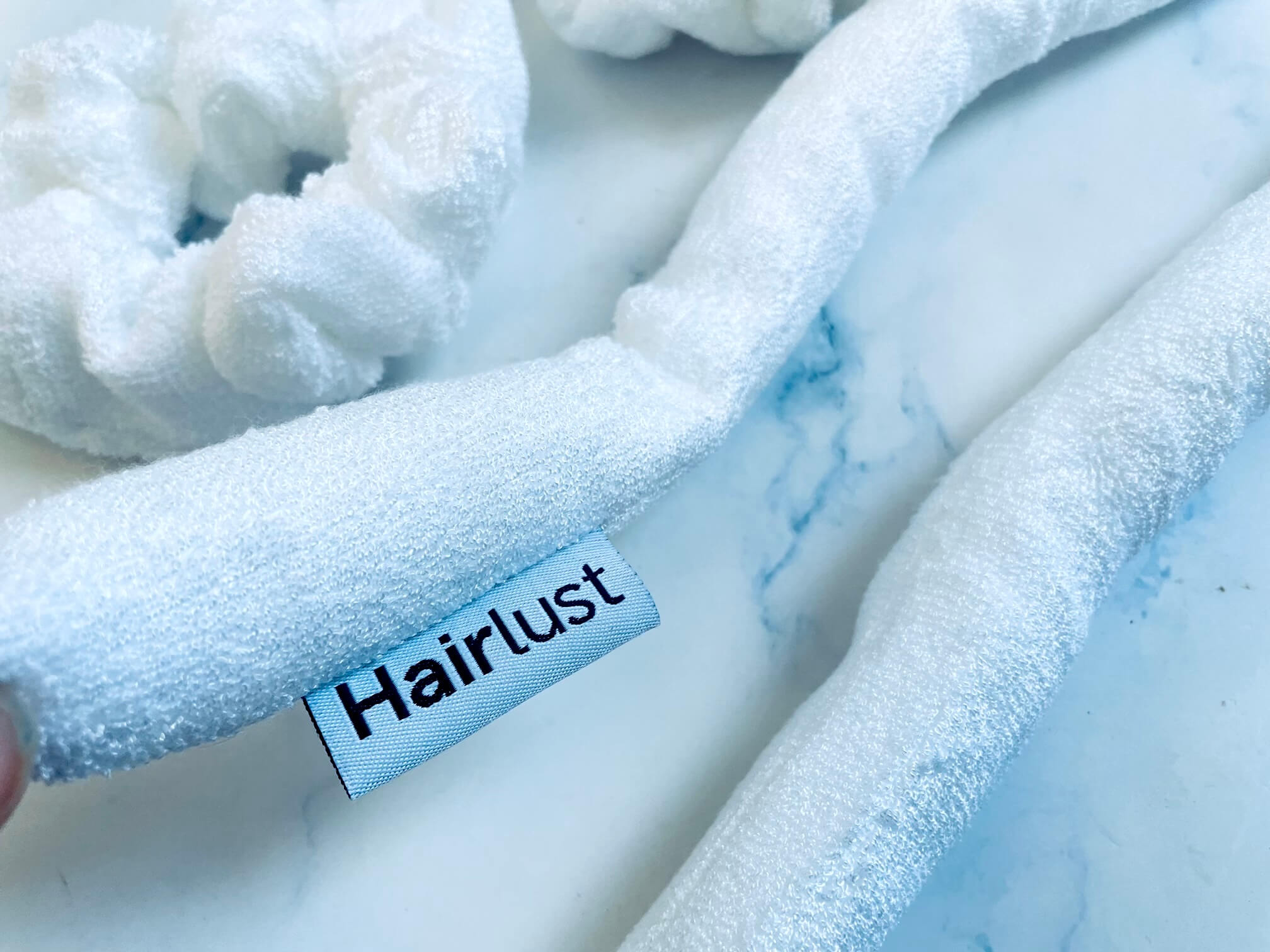 Logo på Bamboo Towel heatless curls kit fra Hairlust