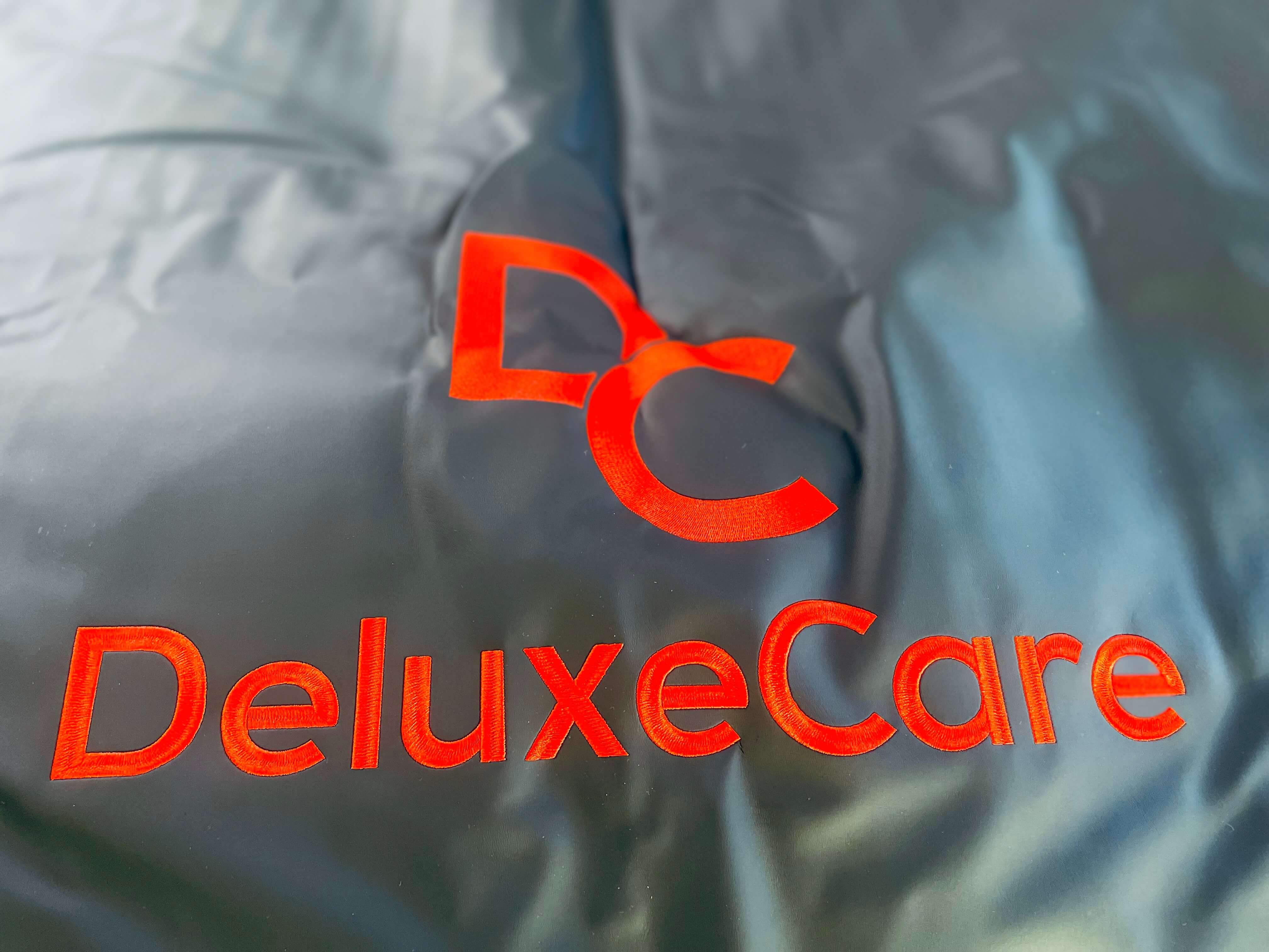 Logo på DeluxeCare infrarød saunatæppe