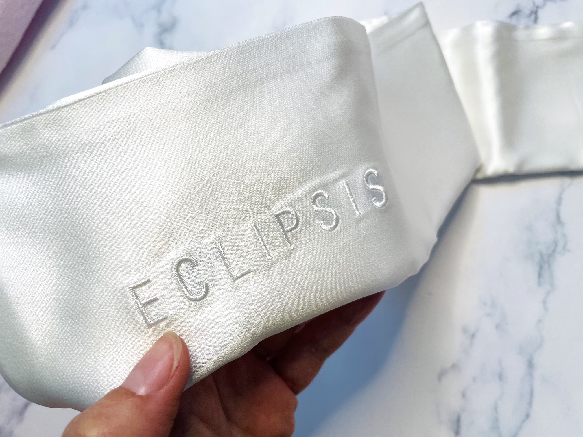Logo på Eclipsis silke pudebetræk