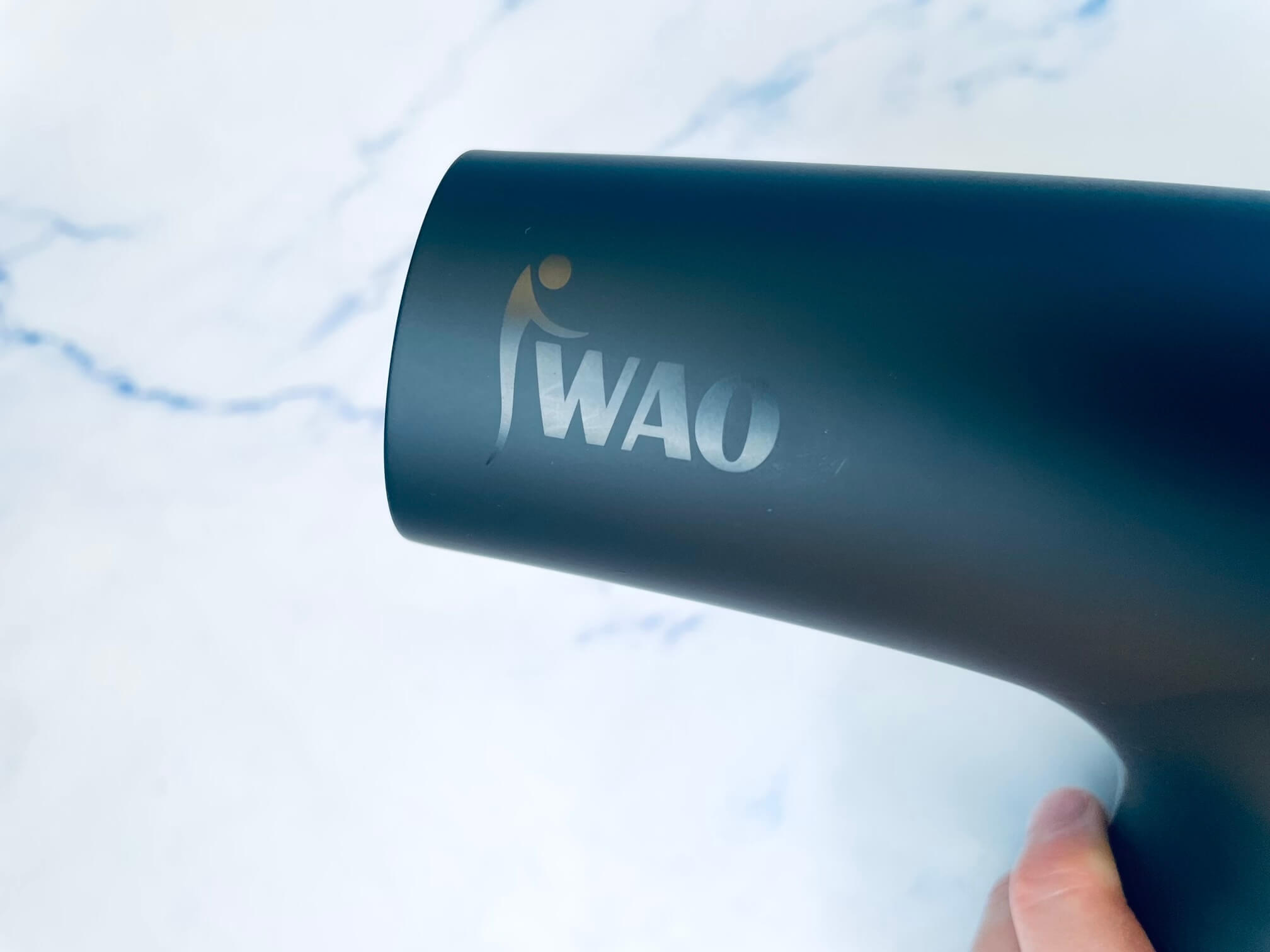 Logo på massagepistol fra IWAO
