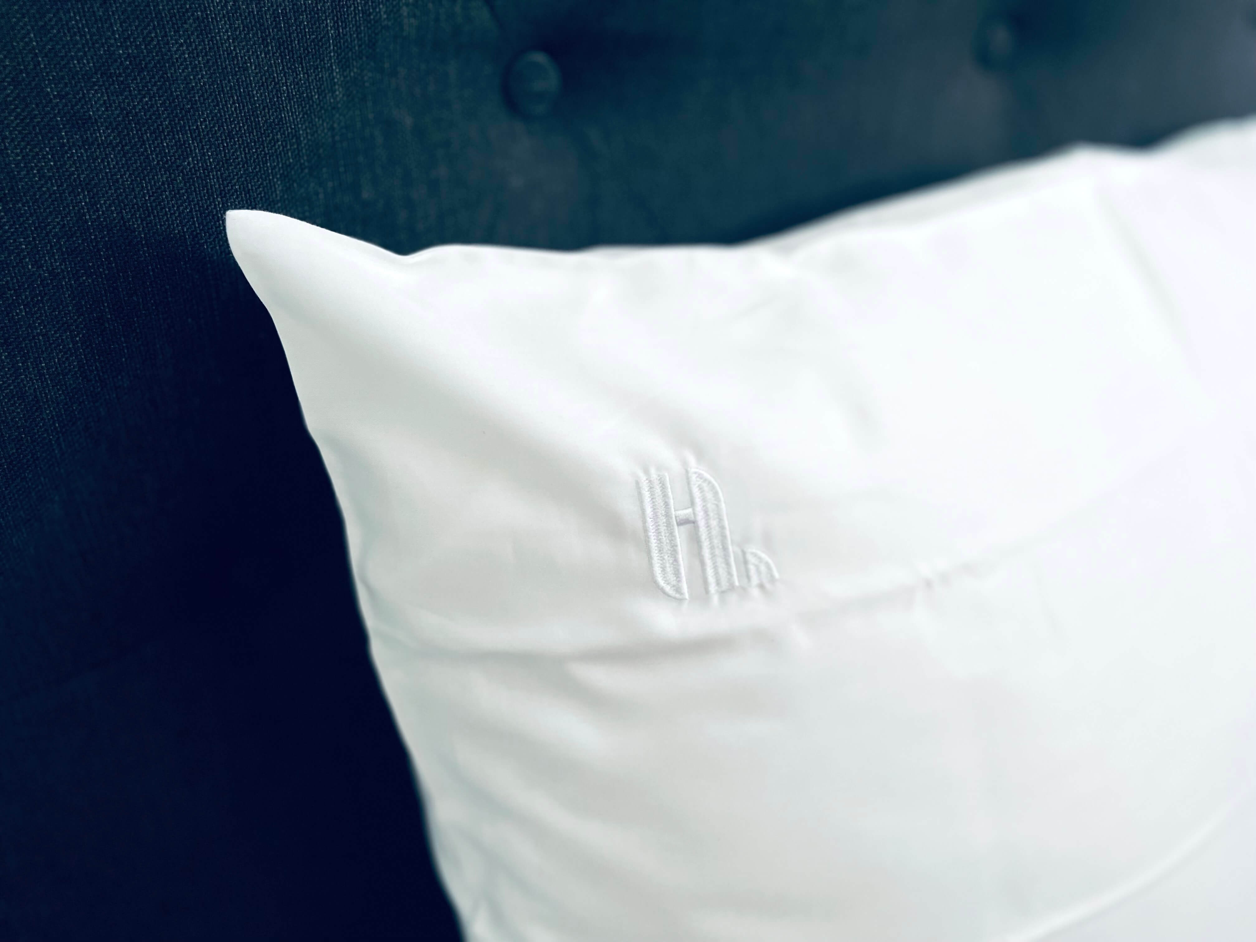 Logo tæt på pude med Silky Bamboo Pillowcase på