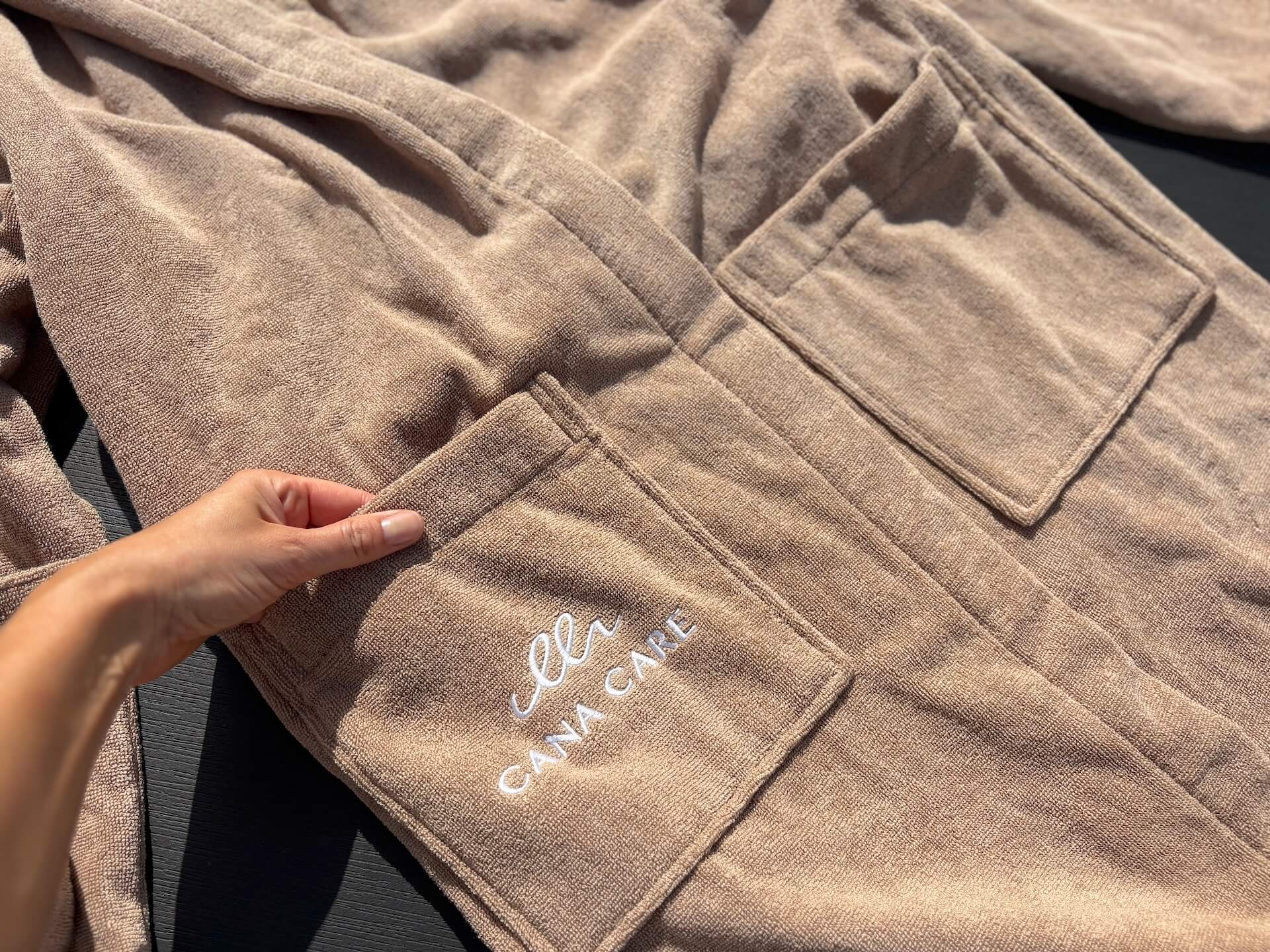 Lomme med logo på Cana Care Bathrobe (adult)