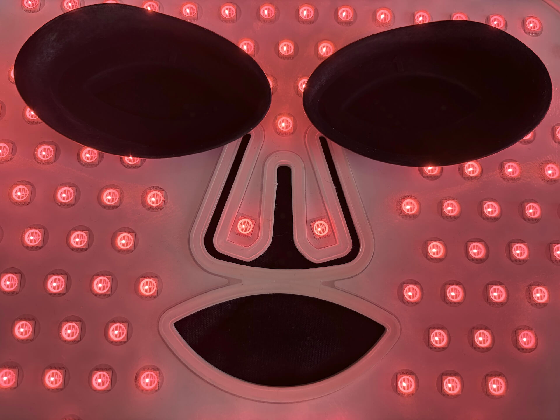 Lysdioder på IVISKIN LED-maske tæt på