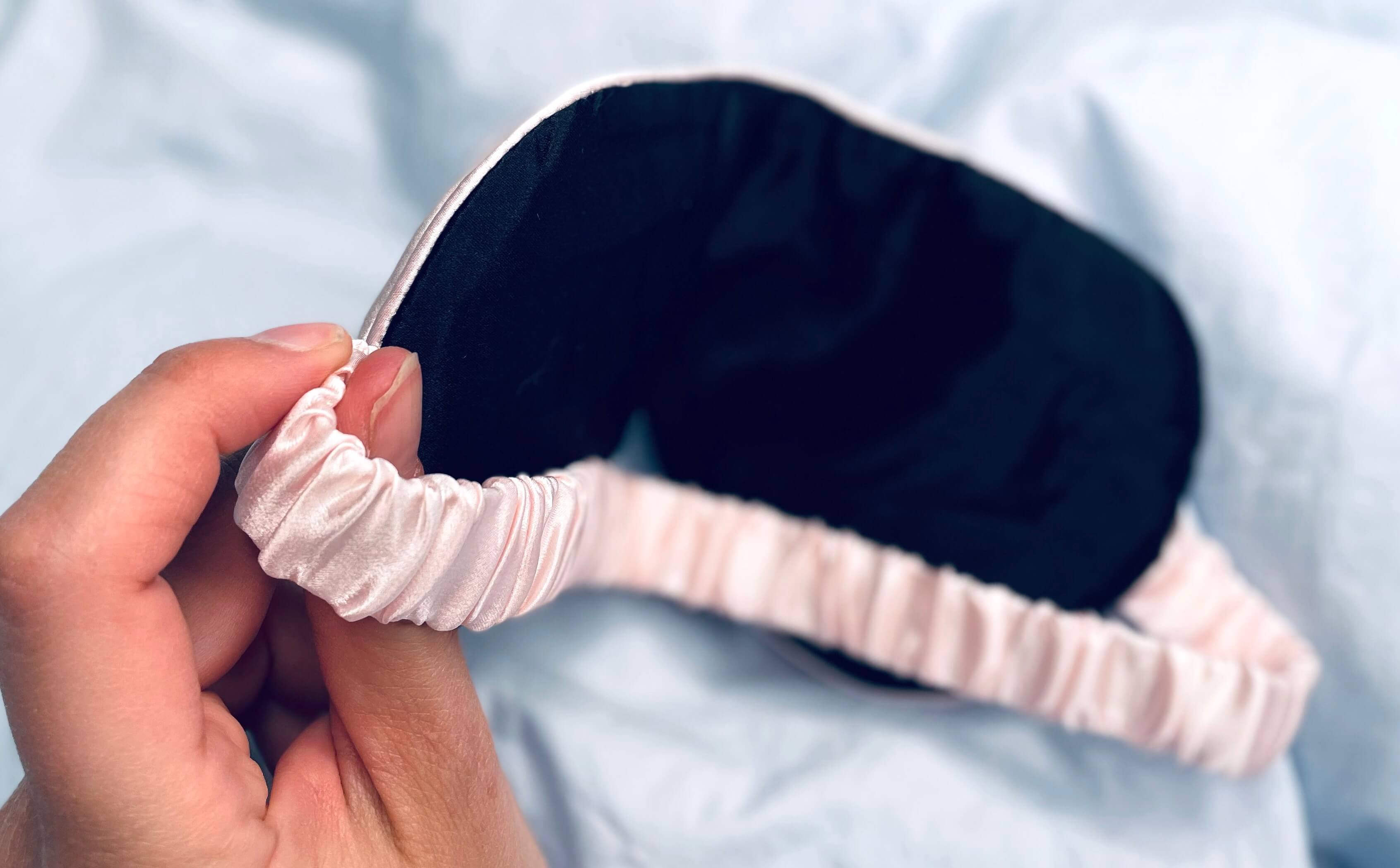 Lyserød sovemaske med elastik i blødt materiale uden syninger