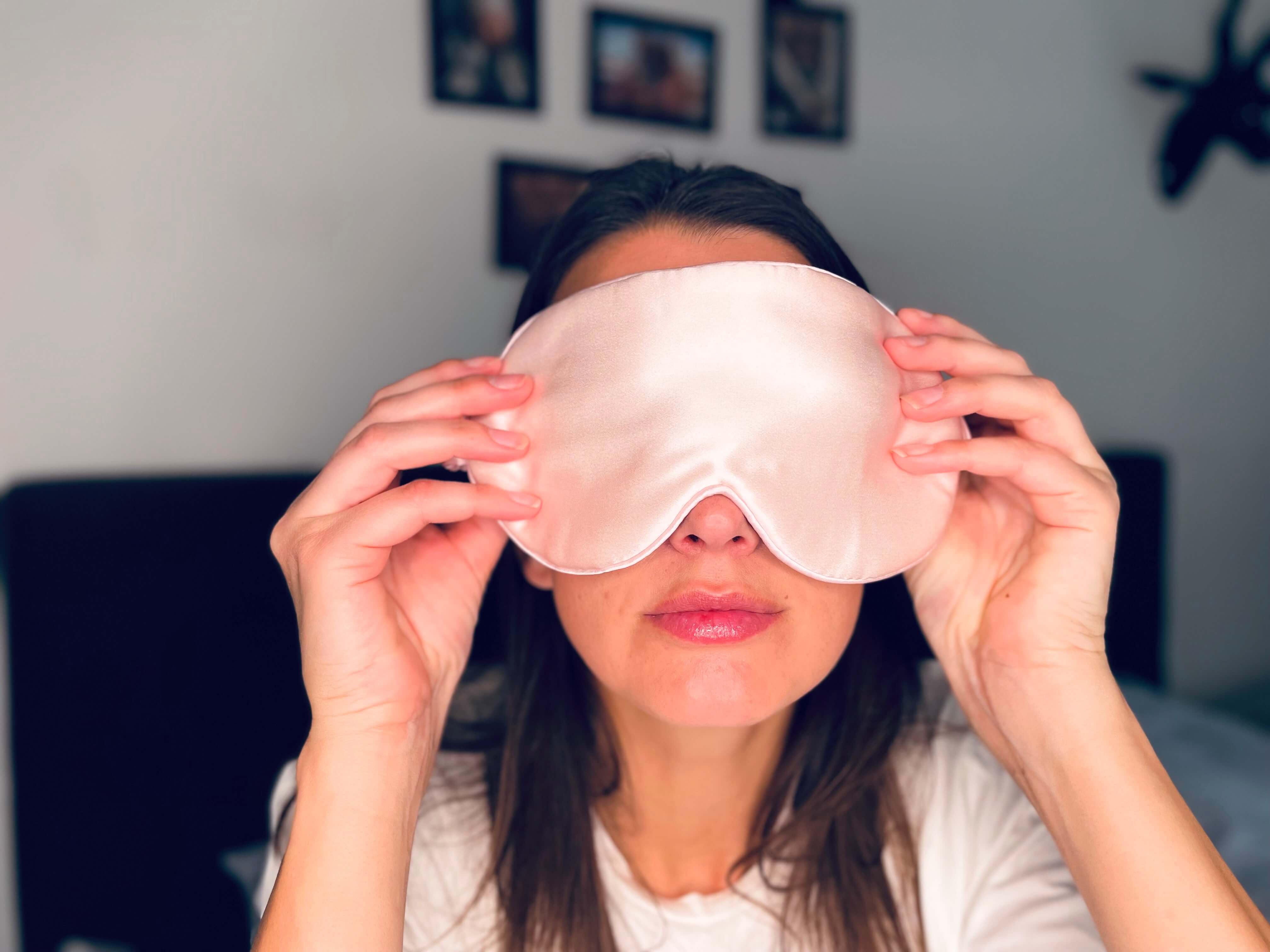 Lyserød sovemaske med ergonomisk pasform
