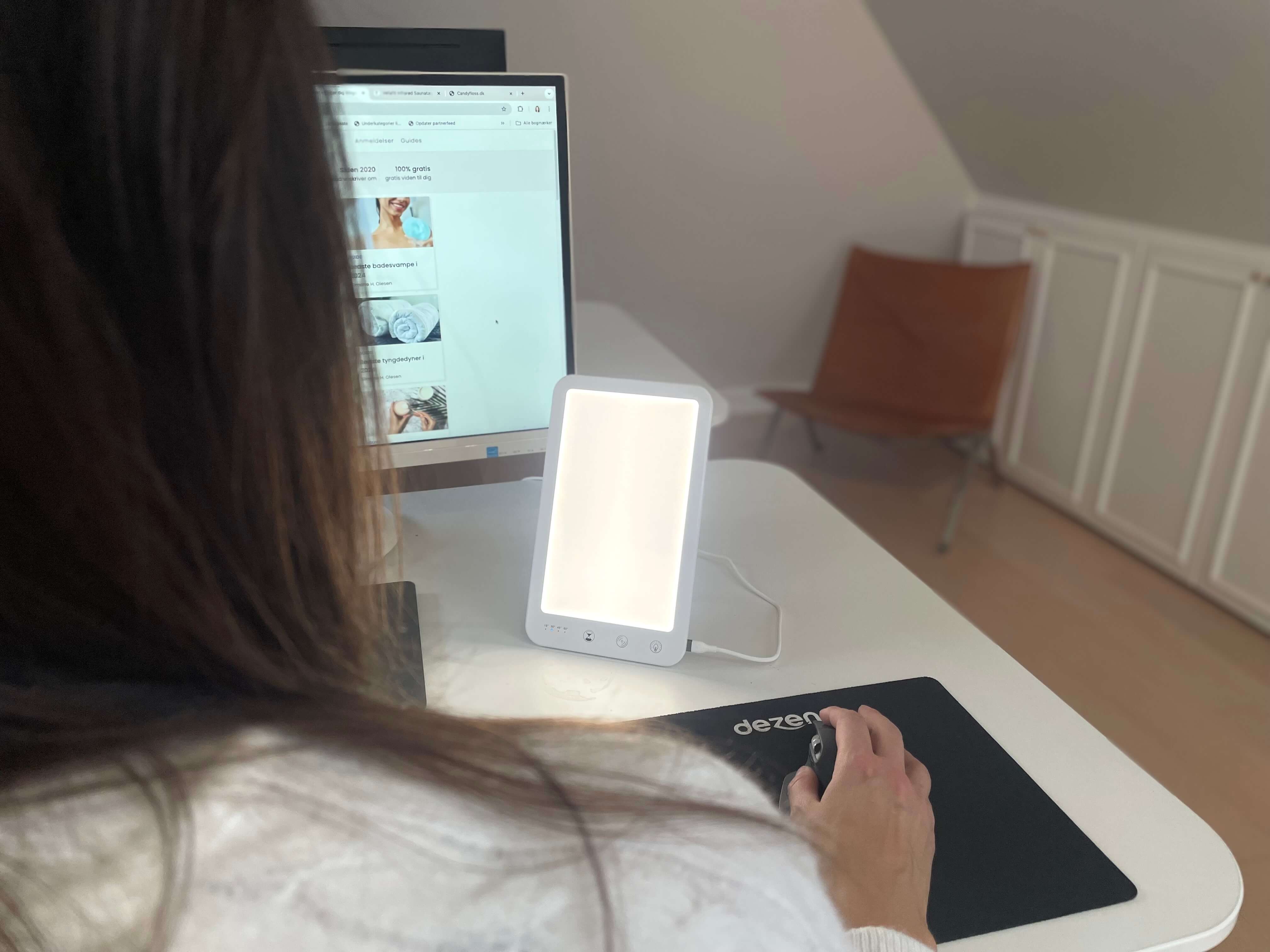 Lysterapilampe fra Vibelight i kontormiljø