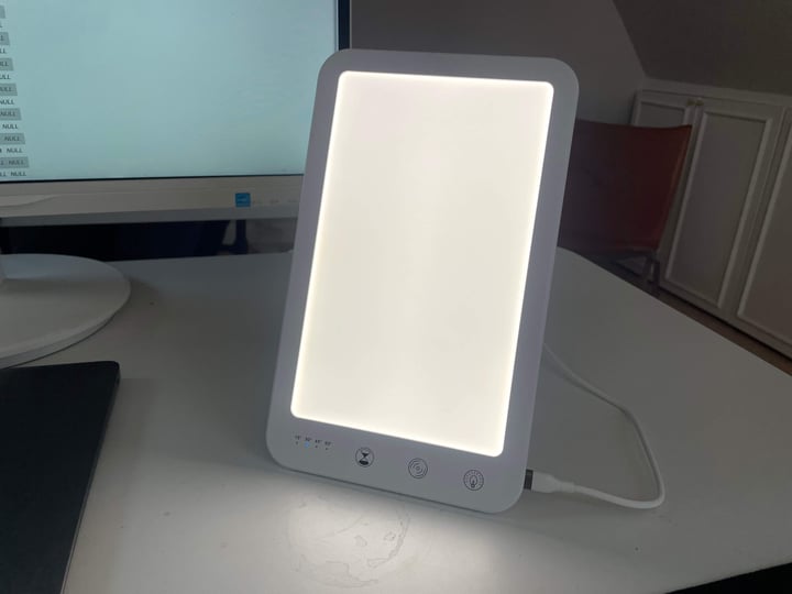 Lysterapilampe fra Vibelight på bord