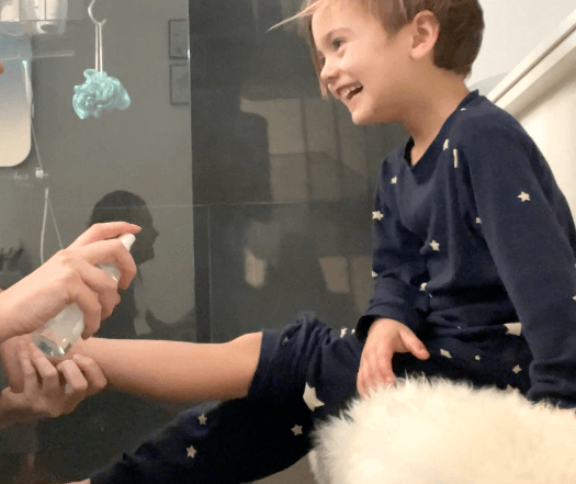 Magnesium spray sprøjtes på drengs ben