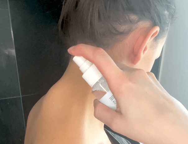 Magnesium spray sprøjtes på nakke