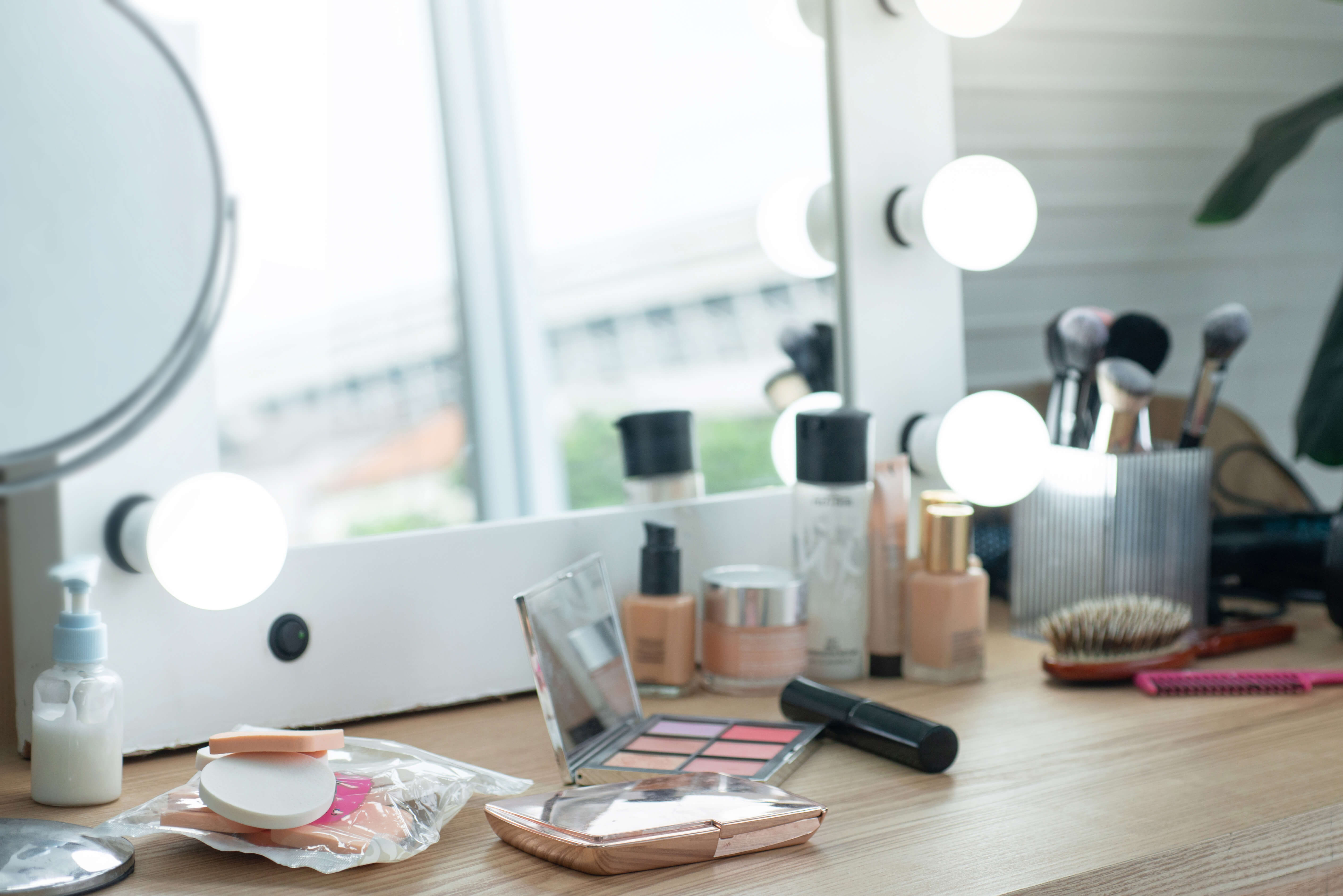 Makeup spejl med god belysning på pigeværelse