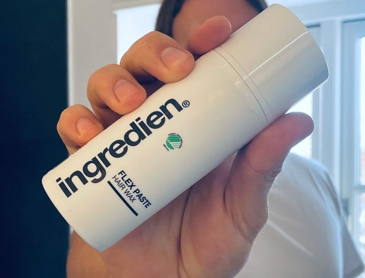Mand der holder Ingredien Flex Paste hårvoks