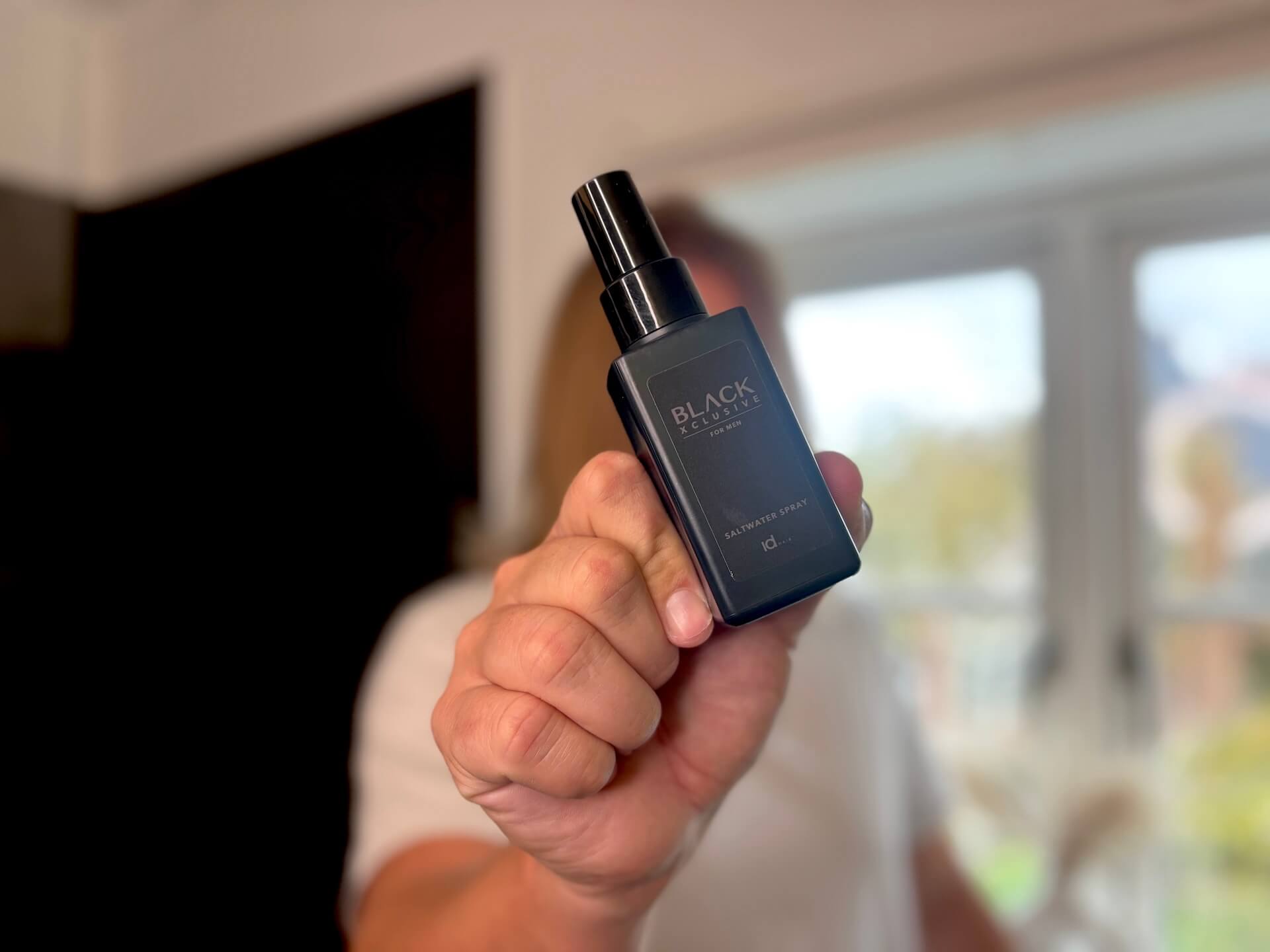 Mand der står med IdHAIR Black Xclusive Saltwater Spray