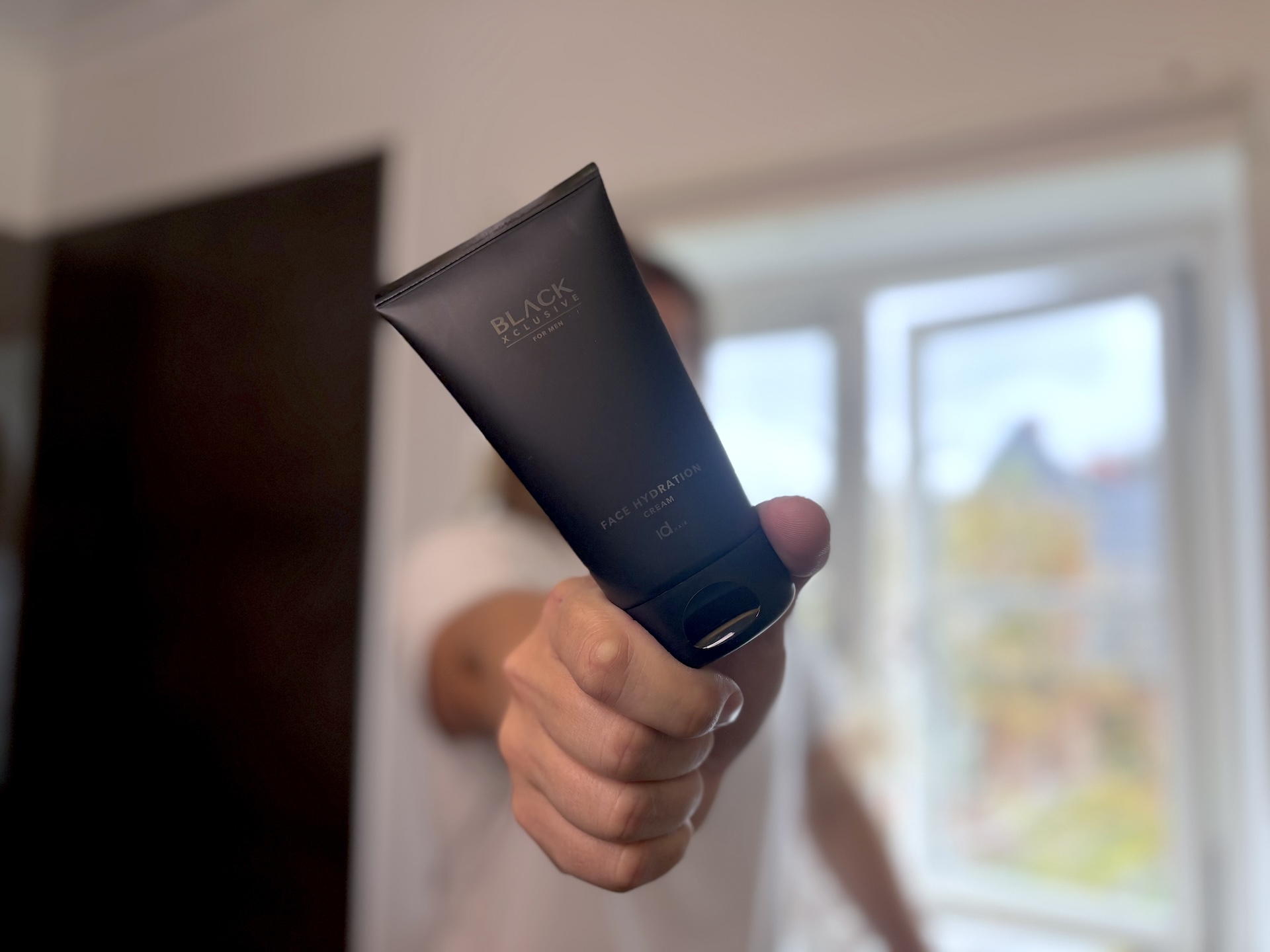 Mand med IdHAIR Black Xclusive Face Hydration Cream