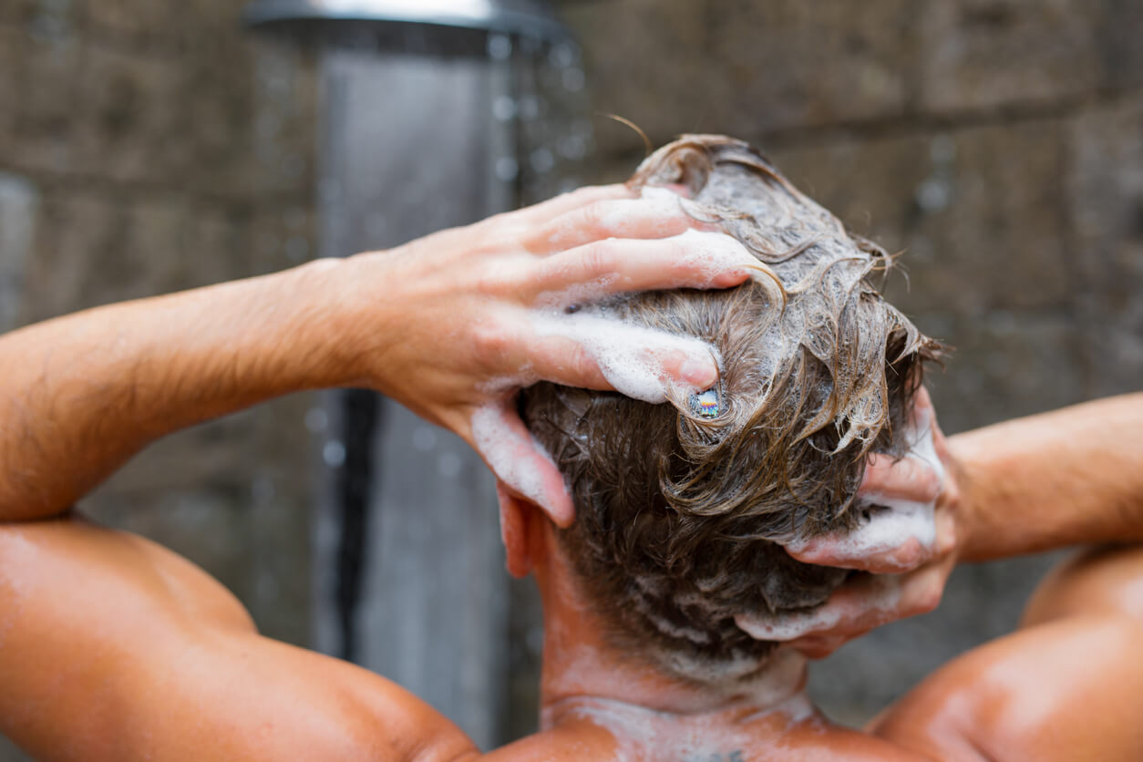 Mand vasker hår med almindelig shampoo